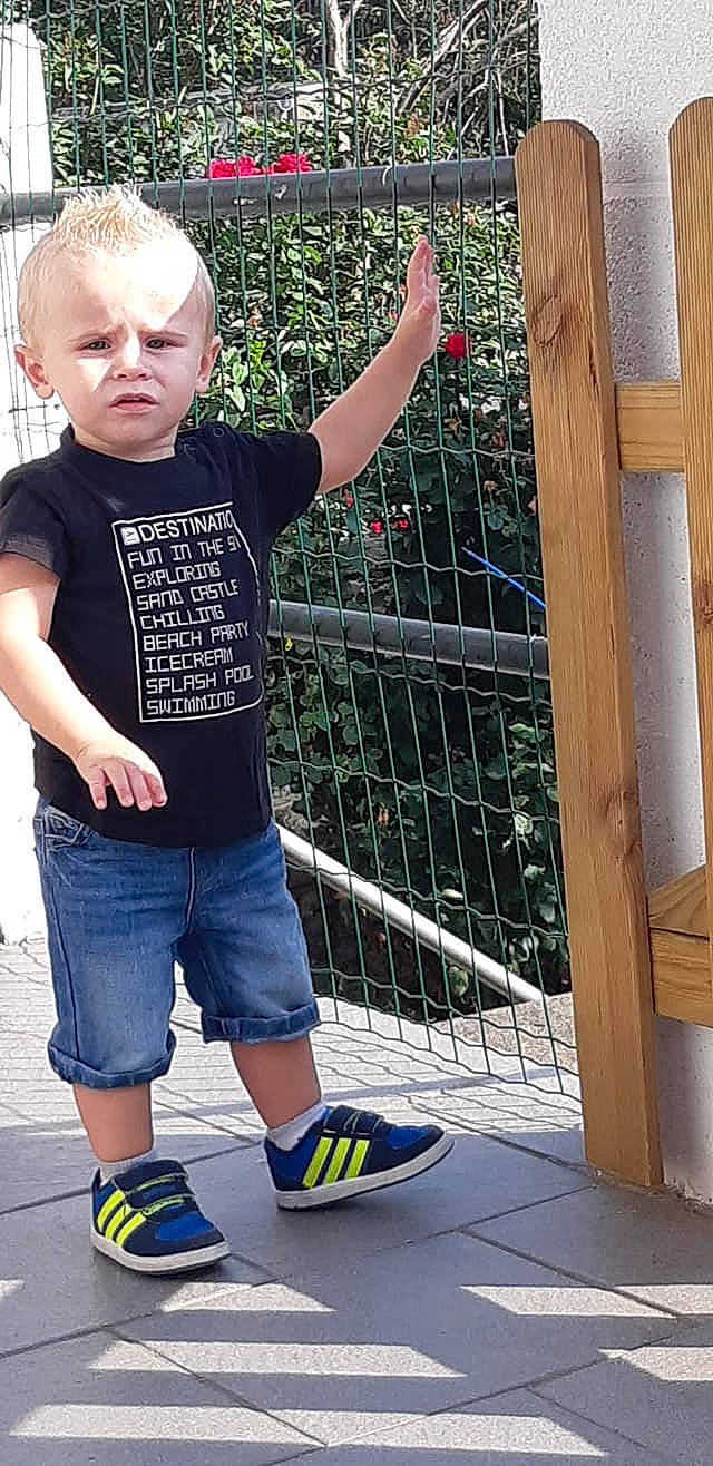 Sasha a rejoint le concours — aidez-le/la à gagner de superbes lots ! boy, child, cool, design, fun, jeans, male, pattern, person, play, product, public_space, recreation, shoe, sorrow, standing, t_shirt, toddler, vacation