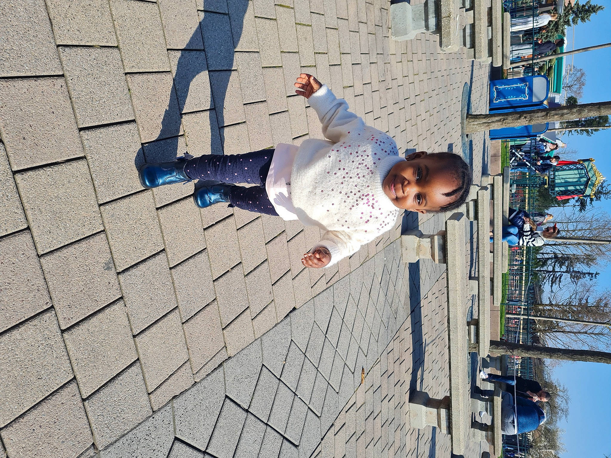 Zely a rejoint le concours — aidez-le/la à gagner de superbes lots ! asphalt, blue, city, composite_material, concrete, electric_blue, electrical_supply, electricity, facade, flooring, fun, joy, leisure, pedestrian, person, road_surface, sidewalk, sky, street, street_fashion