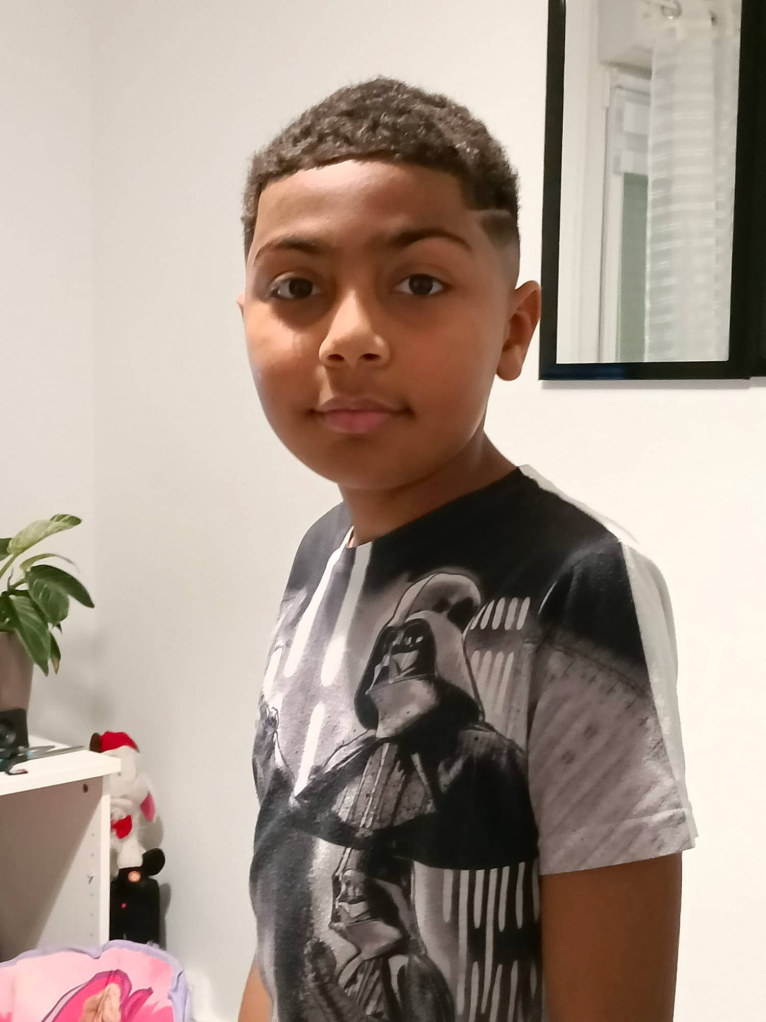 Daniel participe au concours pour gagner de l'argent avec cette photo : active_shirt, audio_equipment, buzz_cut, caesar_cut, chest, child, crew_cut, eyewear, fashion_design, flowerpot, forehead, happy, houseplant, neck, person, plant, room, sleeve, t_shirt, top