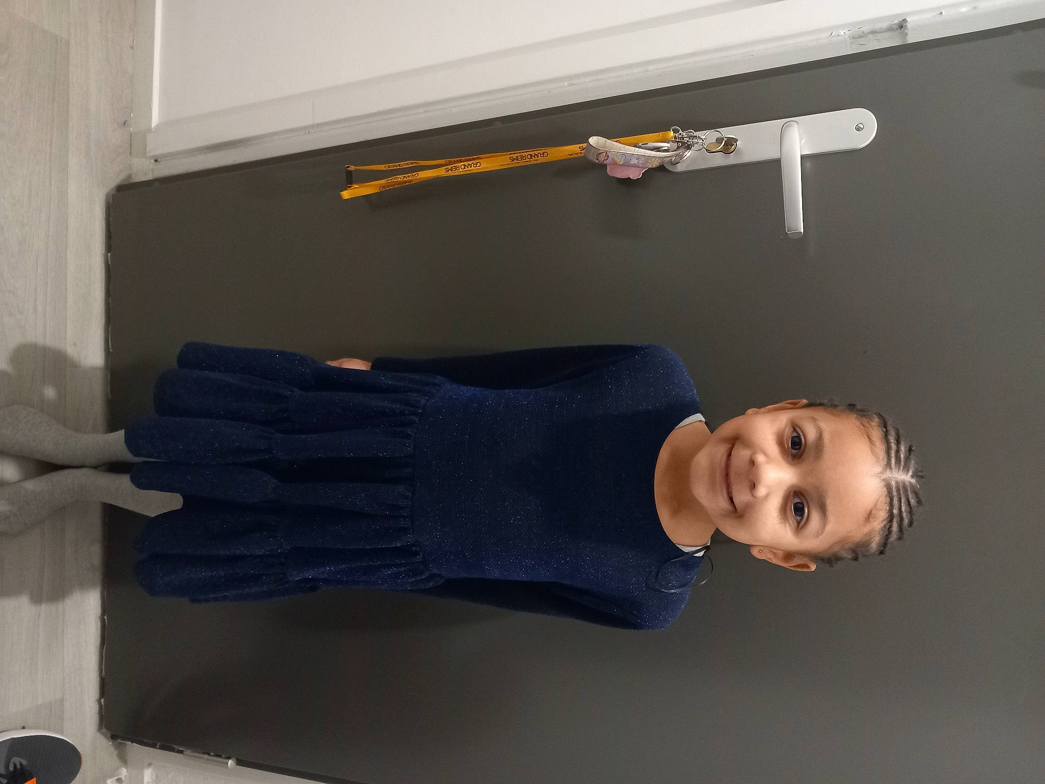 Anelys participe au concours pour gagner de l'argent avec cette photo : balance, ceiling, cleanliness, elbow, electric_blue, flooring, gesture, human_leg, joy, knee, light_fixture, metal, person, plaster, room, shelf, smile, sportswear, standing, thigh