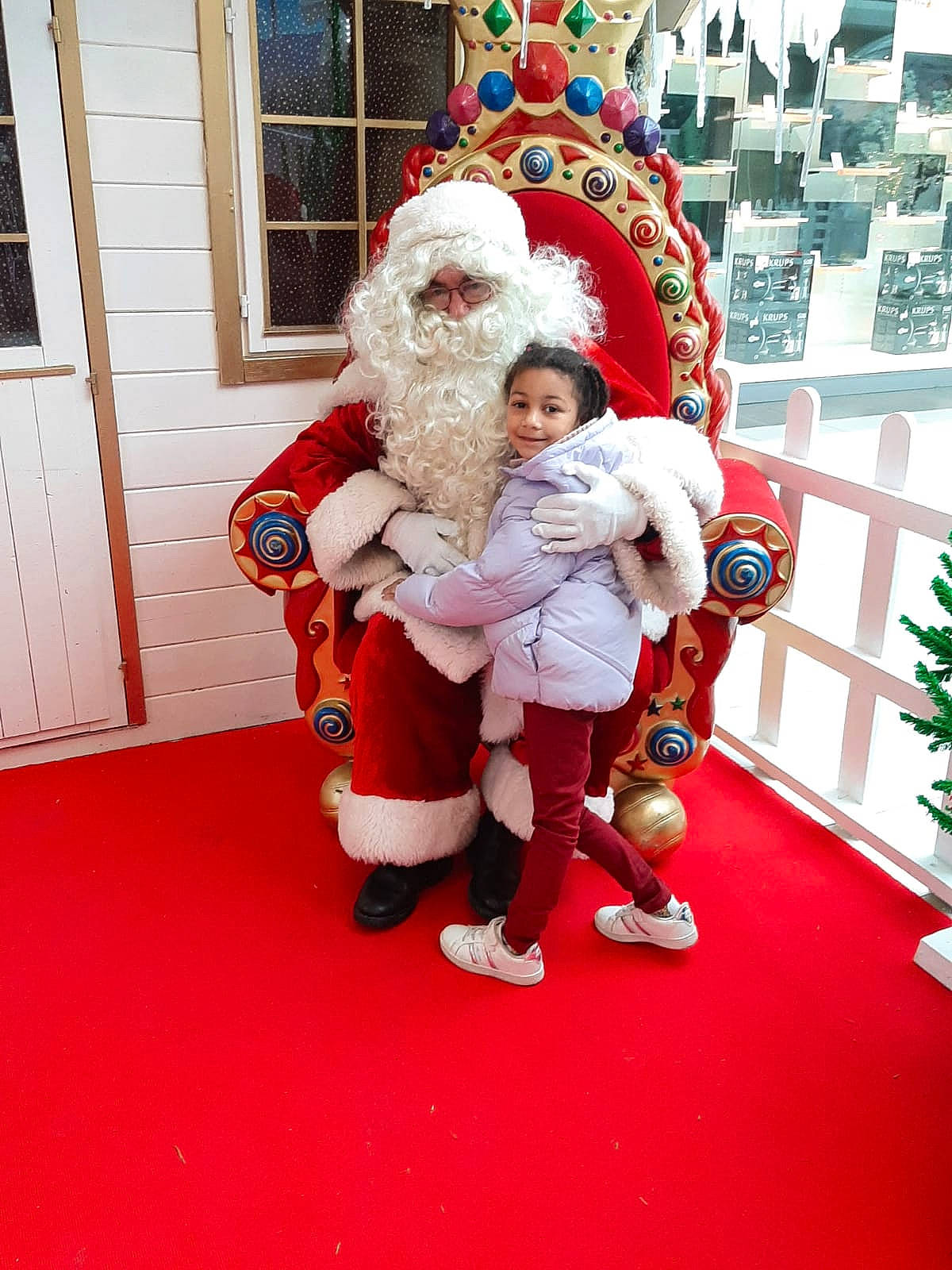 Anelys participe au concours pour gagner de l'argent avec cette photo : beard, boot, christmas, christmas_eve, costume_hat, event, fictional_character, flooring, fun, happy, hat, head, holiday, human_body, joy, lap, person, plant, red, santa_claus