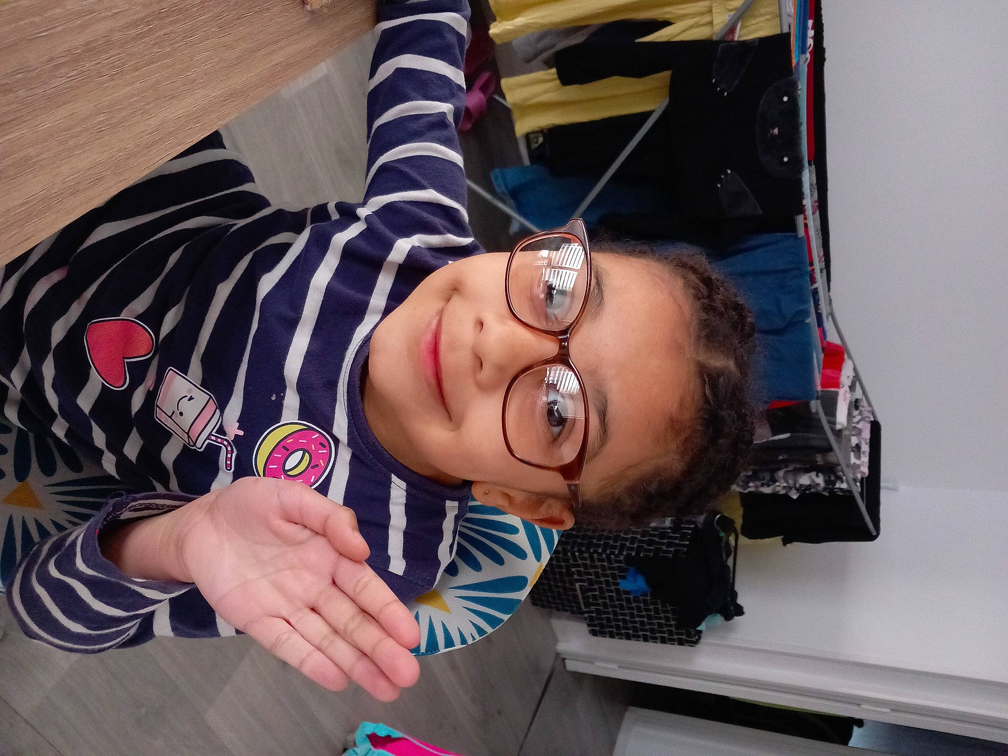 Anelys participe au concours pour gagner de l'argent avec cette photo : audio_equipment, child, elbow, eyelash, eyewear, fun, happy, joy, nail, pattern, person, room, smile, thumb, vision_care, wrist