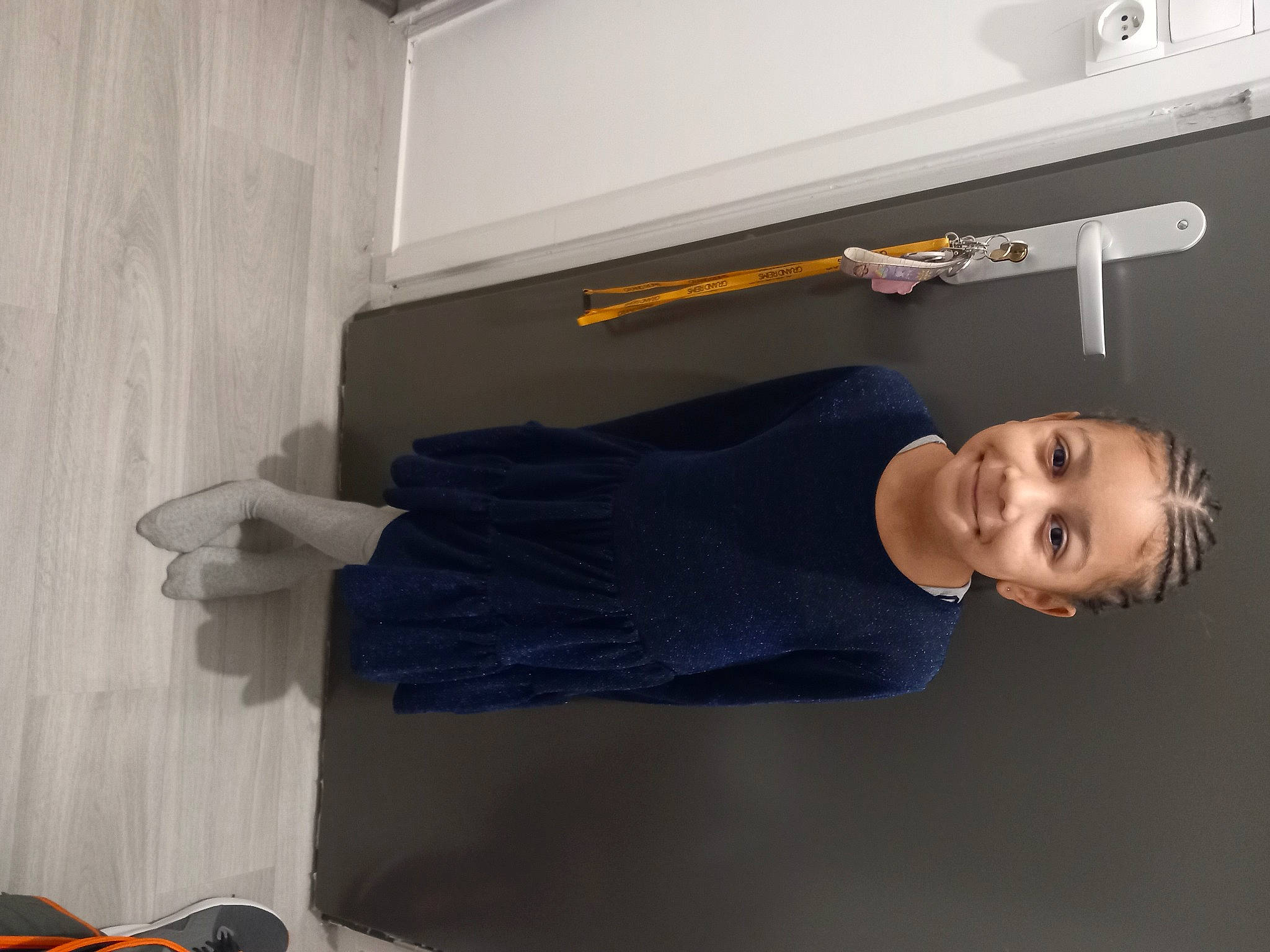 Anelys a rejoint le concours — aidez-le/la à gagner de superbes lots ! balance, ceiling, cleanliness, elbow, gesture, joy, person, room, sleeve, smile, wrist