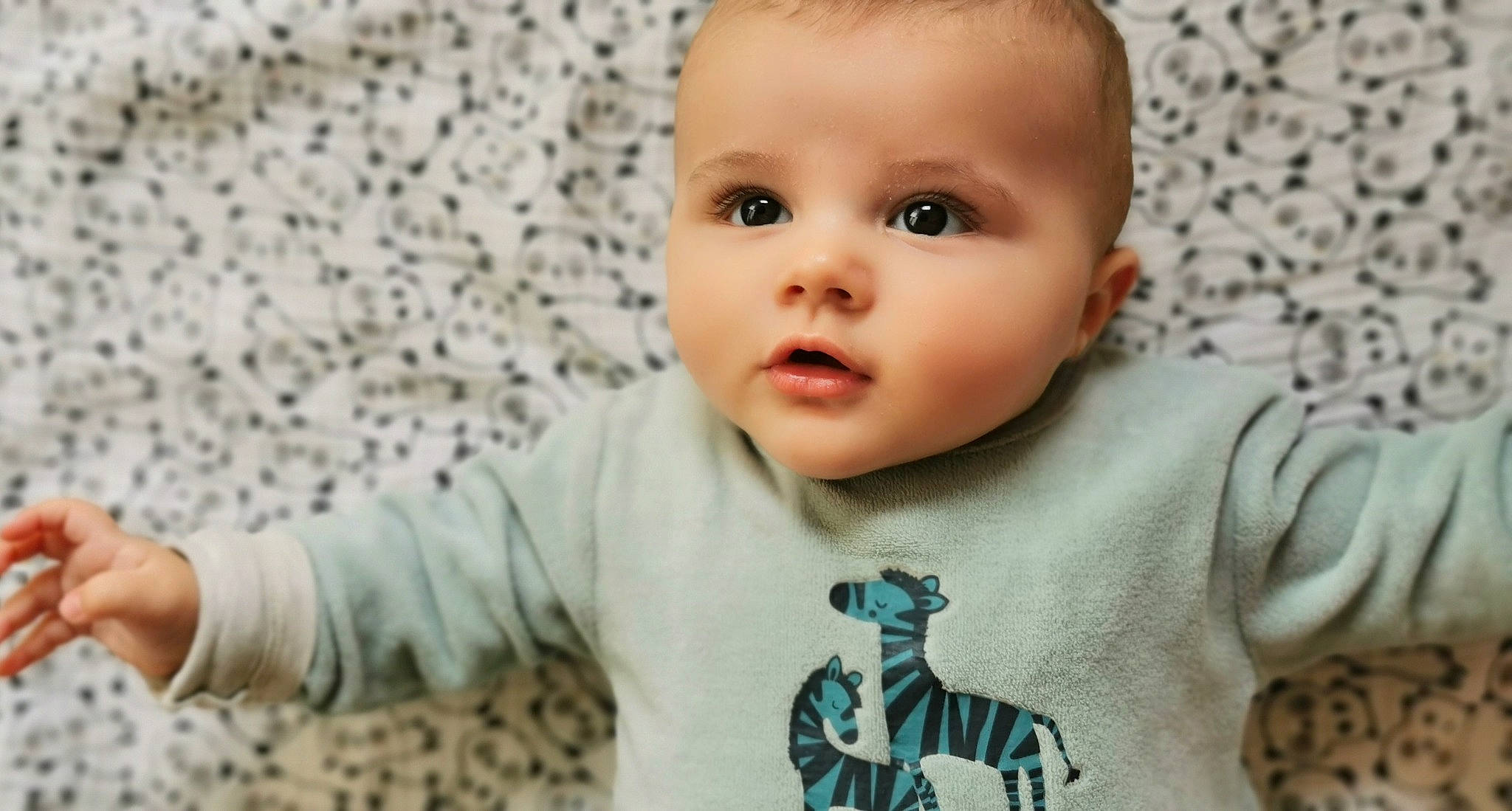 Ewen a rejoint le concours — aidez-le/la à gagner de superbes lots ! baby, baby_toddler_clothing, cheek, child, eyelash, flooring, happy, iris, nose, outerwear, pattern, people, person, portrait_photography, product, skin, sleeve, smile, t_shirt, toddler