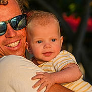 Elouan participe au concours pour gagner de l'argent avec cette photo : baby, child, man, person, smile, sunglasses, arm, face, skin, clothing, outdoor, daylight, portrait, holding, happy, closeup, head, human, casual, family