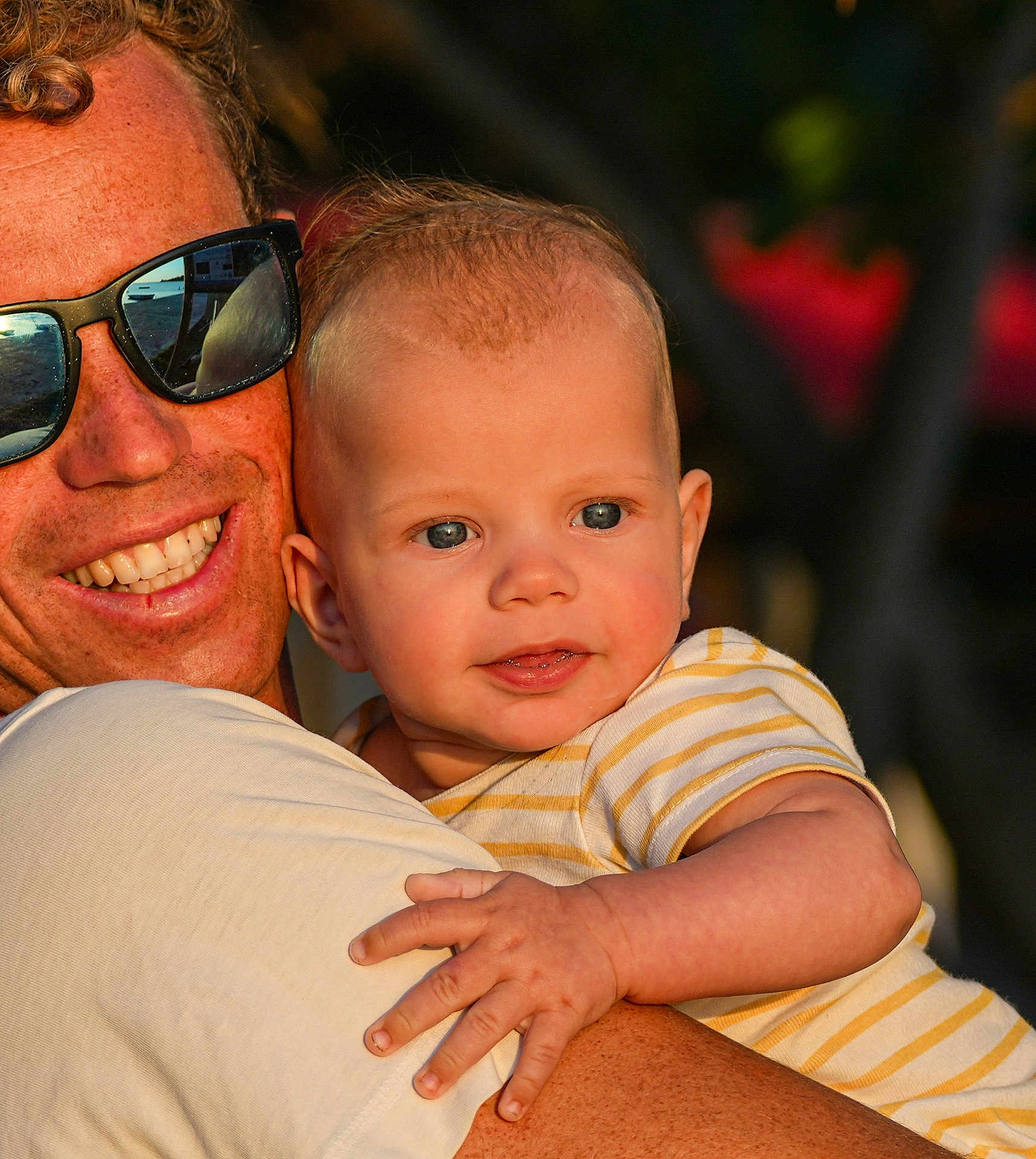 Elouan participe au concours pour gagner de l'argent avec cette photo : baby, child, man, person, smile, sunglasses, arm, face, skin, clothing, outdoor, daylight, portrait, holding, happy, closeup, head, human, casual, family
