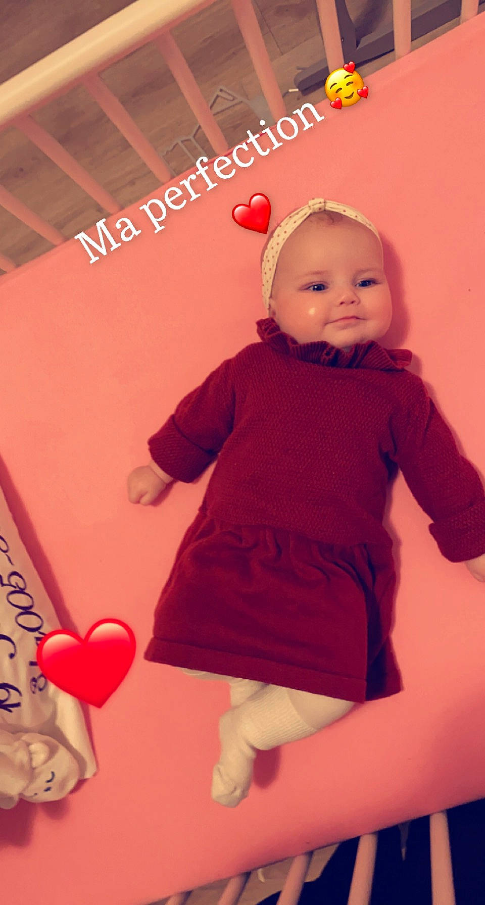 Tahyss participe au concours pour gagner de l'argent avec cette photo : baby, baby_toddler_clothing, child, event, finger, flooring, fun, happy, human, magenta, organ, pattern, person, pink, red, room, skin, sleeve, smile, t_shirt