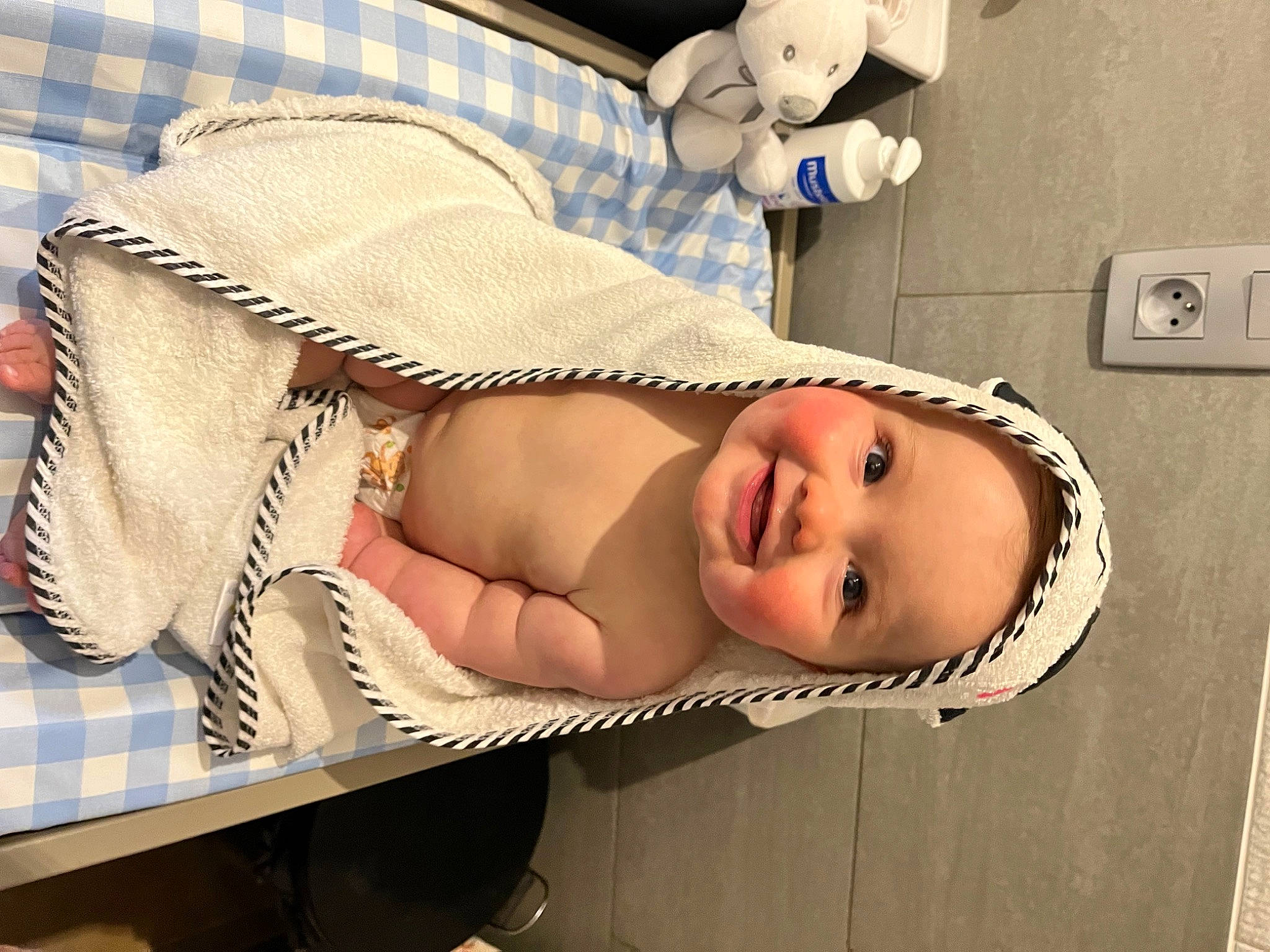 Lalie a rejoint le concours — aidez-le/la à gagner de superbes lots ! abdomen, baby, baby_products, baby_safety, baby_sleeping, baby_toddler_clothing, chest, child, comfort, eye, happy, hat, headwear, human_body, joy, person, skin, smile, thigh, toddler