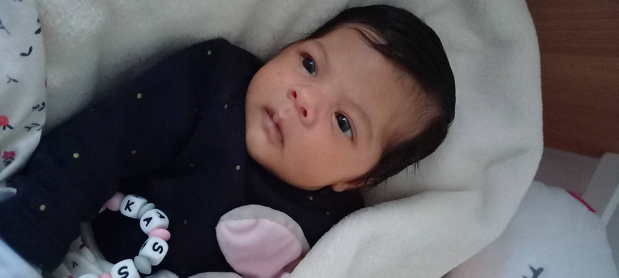 Kassily a rejoint le concours — aidez-le/la à gagner de superbes lots ! baby, baby_toddler_clothing, carmine, cheek, child, comfort, eyelash, flash_photography, fur, happy, iris, linens, lip, nose, pattern, person, portrait_photography, sitting, skin, sleeve