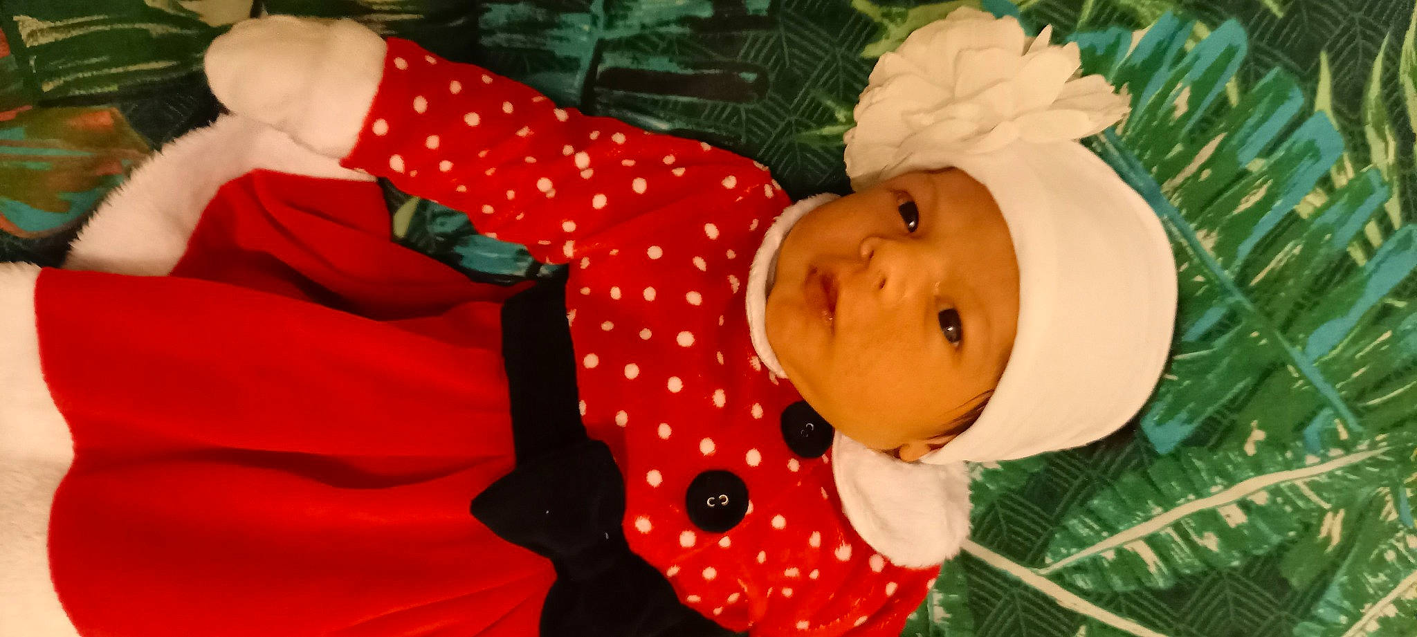 Kassily participe au concours pour gagner de l'argent avec cette photo : baby, baby_products, baby_toddler_clothing, cap, carmine, child, design, eye, grass, happy, hat, headgear, headwear, linens, nose, pattern, person, room, sleeve, sun_hat