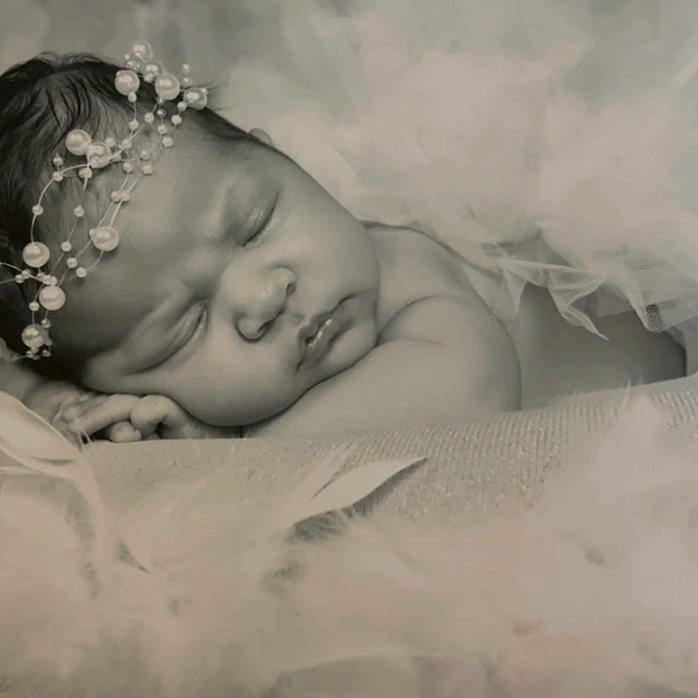 Elyana a rejoint le concours — aidez-le/la à gagner de superbes lots ! adorable, baby, black_and_white, calm, closeup, cute, face, feathers, head, infant, newborn, peaceful, pearl_headband, portrait, resting, skin, sleeping, soft_lighting, soft_texture, tulle