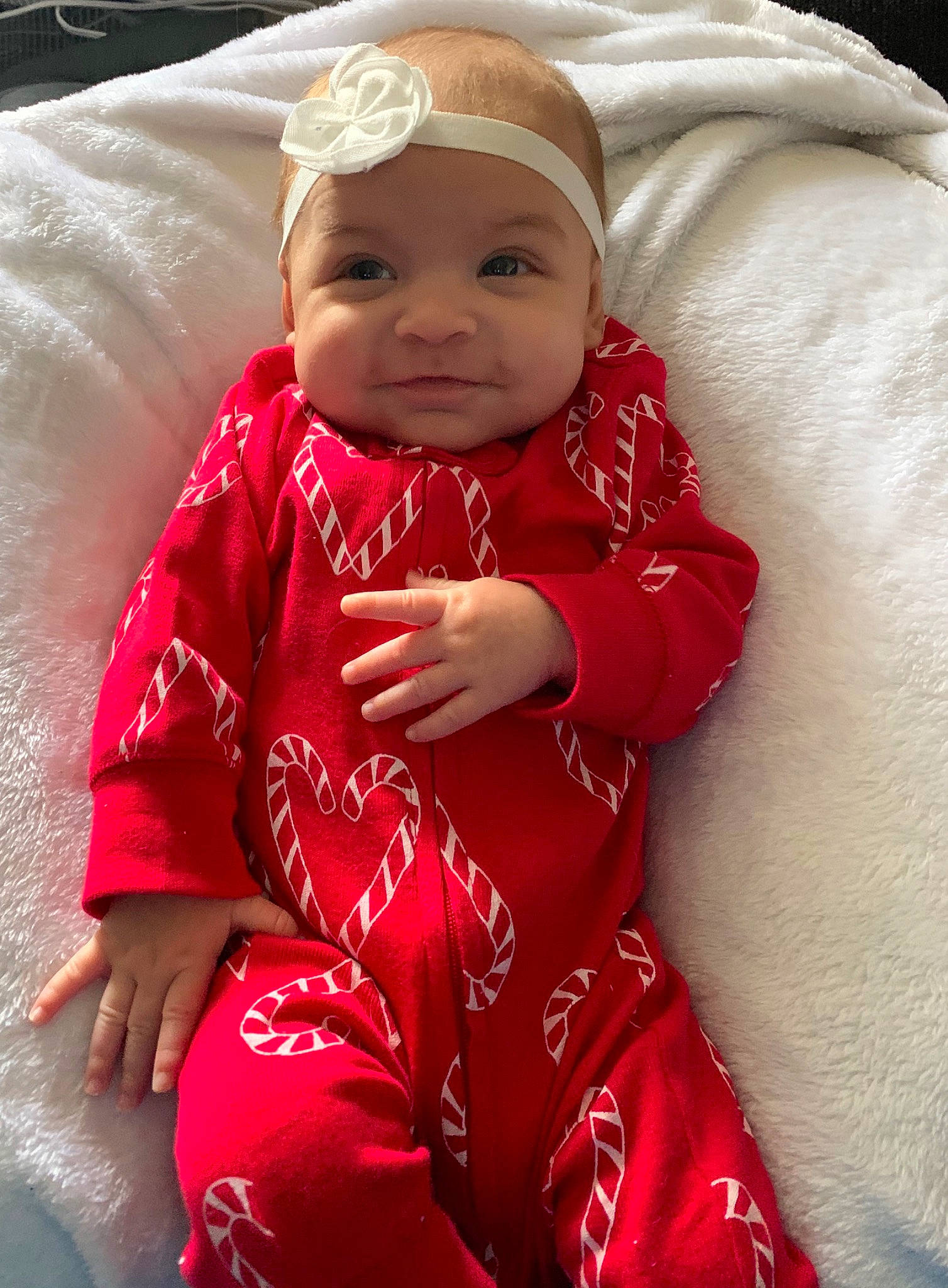 Kya is registered to the contest to win money with this photo: baby, baby_toddler_clothing, bonnet, child, comfort, costume_accessory, hair_accessory, headband, headpiece, headwear, home_accessories, linens, nightwear, person, sleeve, toddler