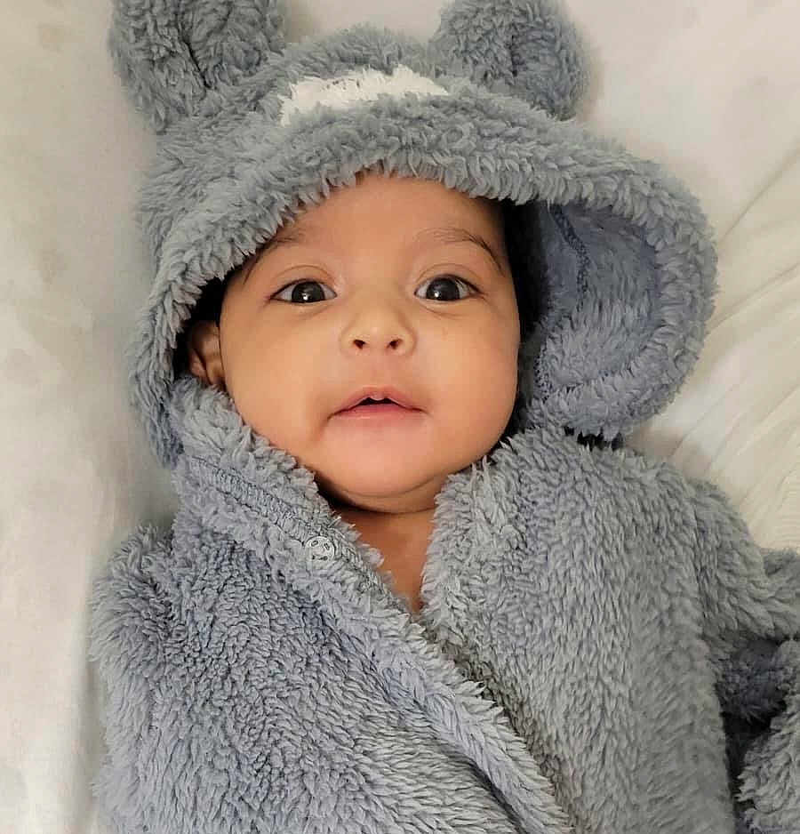 Livaï participe au concours pour gagner de l'argent avec cette photo : baby, child, hood, fluffy, grey, cute, ears, face, portrait, infant, soft, clothing, babywear, closeup, expression, eyes, mouth, lying, blanket, warm