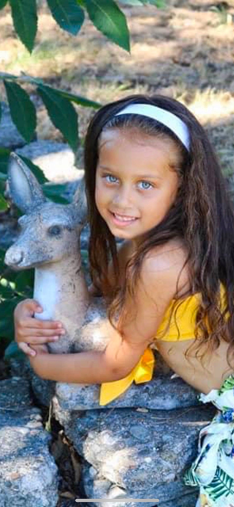 Kadynse is registered to the contest to win money with this photo: beauty, child, facial_expression, fashion_accessory, fawn, fun, grass, happy, joy, kangaroo, leisure, livestock, macropodidae, marsupial, people_in_nature, person, plant, sitting, smile, terrestrial_animal