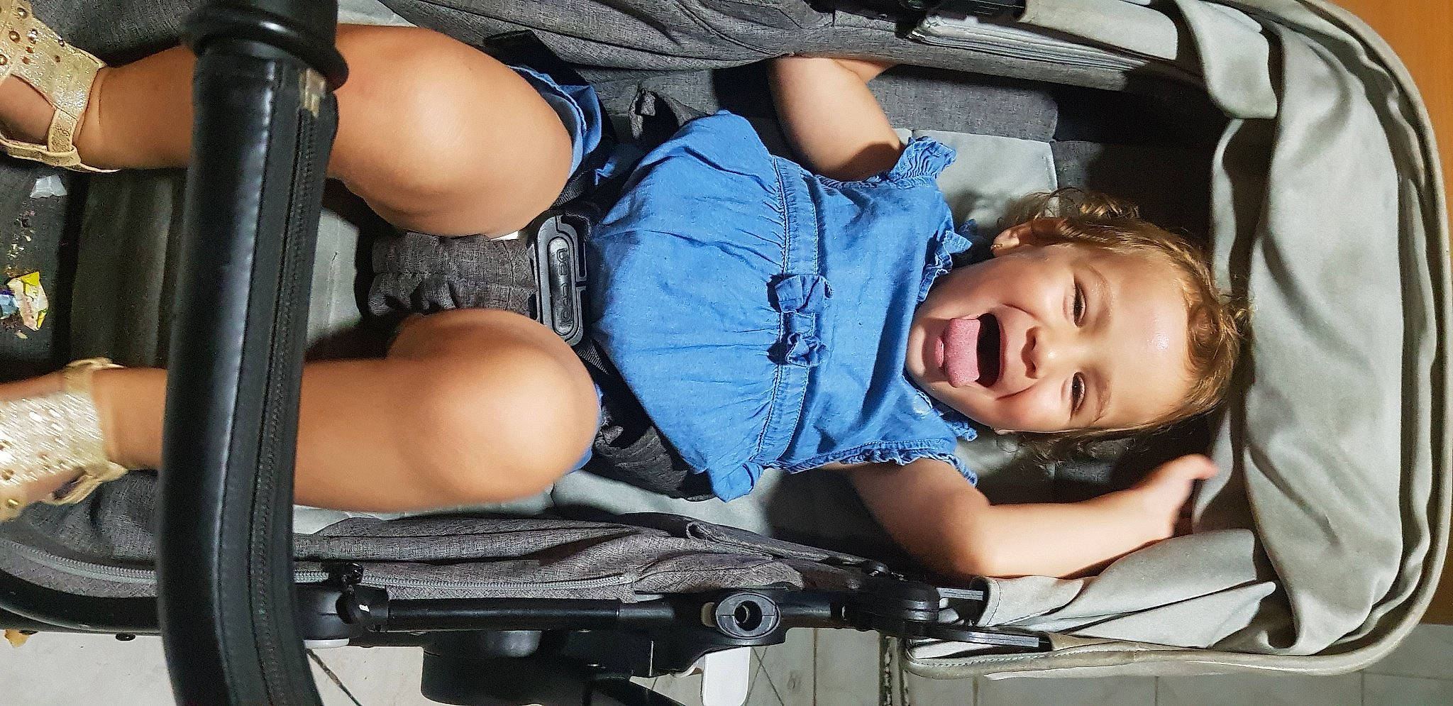 Aya participe au concours pour gagner de l'argent avec cette photo : leg, person