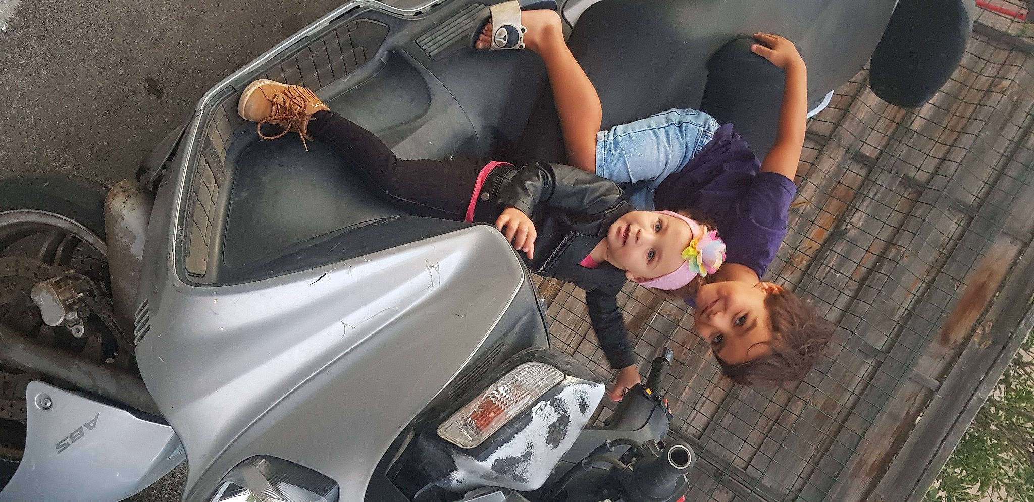 Aya participe au concours pour gagner de l'argent avec cette photo : auto_part, automotive_design, automotive_exterior, automotive_window_part, car, family_car, headwear, joy, luxury_vehicle, person, vehicle, vehicle_door