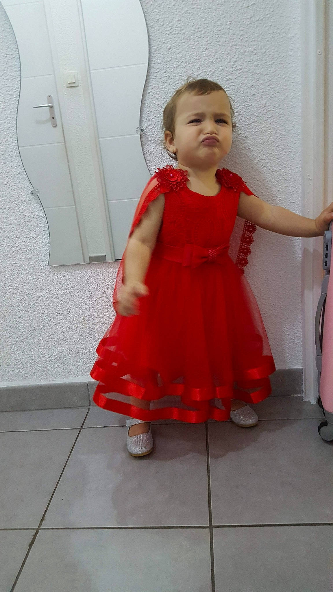 Aya a rejoint le concours — aidez-le/la à gagner de superbes lots ! child, clothing, dress, flooring, person, red, standing, toddler