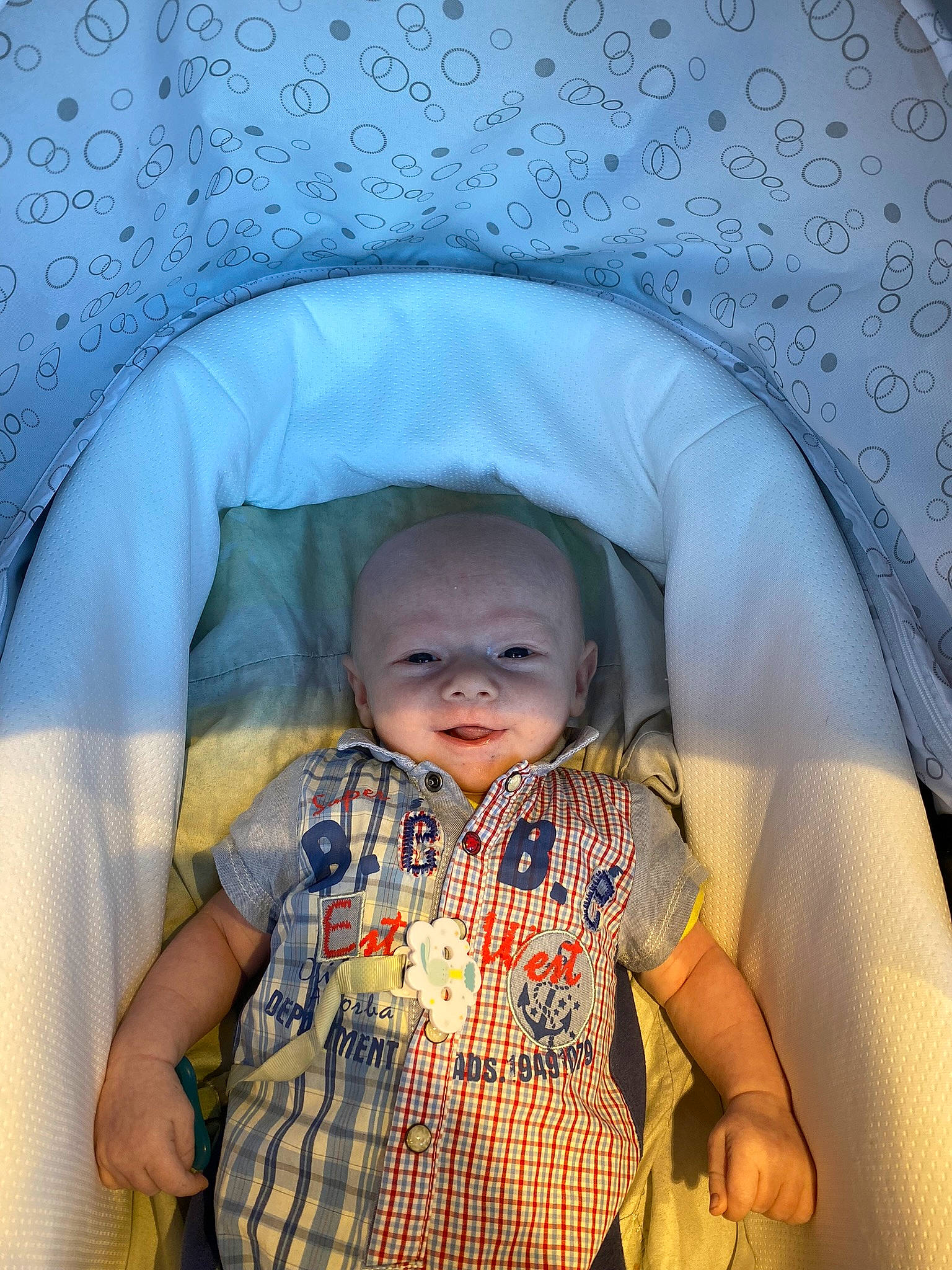 Maël a rejoint le concours — aidez-le/la à gagner de superbes lots ! arm, azure, baby, baby_toddler_clothing, comfort, cool, eye, finger, flash_photography, hairstyle, happy, head, human_body, iris, mouth, nose, person, skin, smile, standing