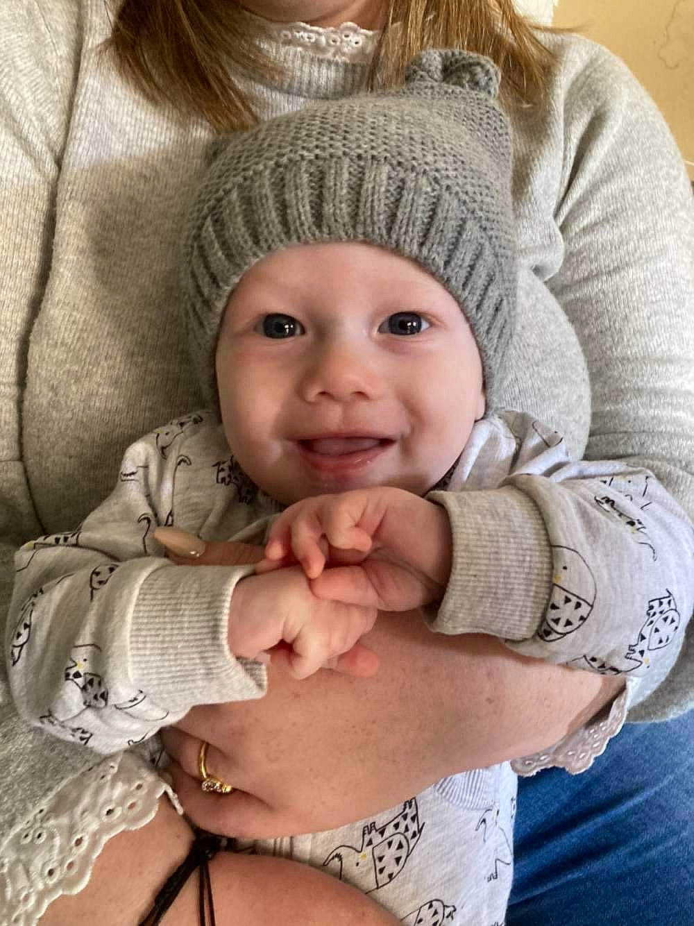 Maël a rejoint le concours — aidez-le/la à gagner de superbes lots ! abdomen, baby, cheek, child, comfort, eye, fashion_accessory, gesture, happy, headwear, iris, jewellery, joy, knit_cap, lip, nail, organ, person, sitting, skin