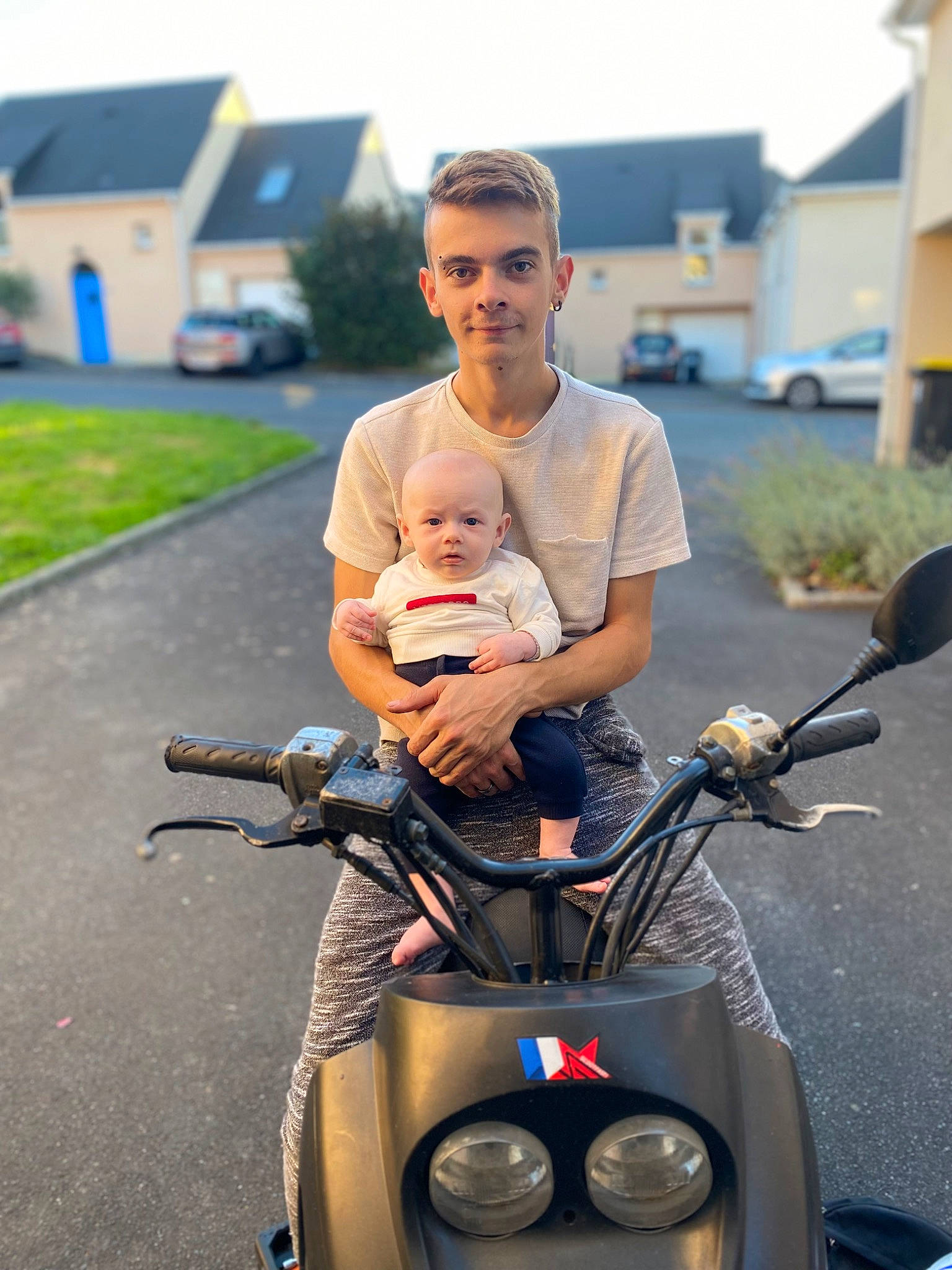 Maël a rejoint le concours — aidez-le/la à gagner de superbes lots ! automotive_design, automotive_exterior, automotive_lighting, baby, grass, happy, headlamp, joy, leg, leisure, motor_vehicle, motorcycle, person, plant, product, road, shorts, sky, toddler, travel