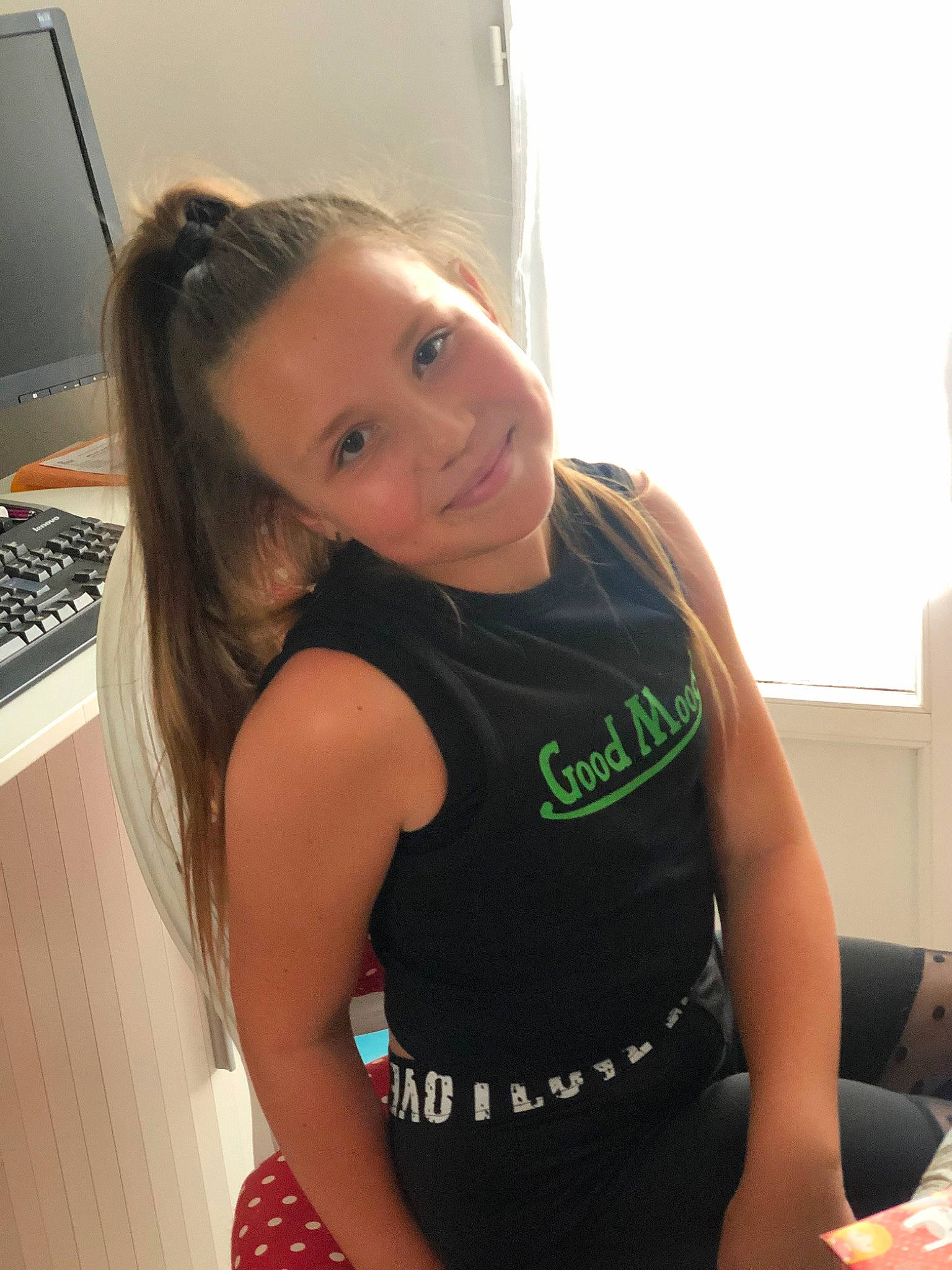 Serena participe au concours pour gagner de l'argent avec cette photo : active_tank, chest, elbow, facial_expression, fun, happy, human_leg, input_device, joint, joy, long_hair, mammal, person, shoulder, skin, sleeve, smile, standing, t_shirt, thigh