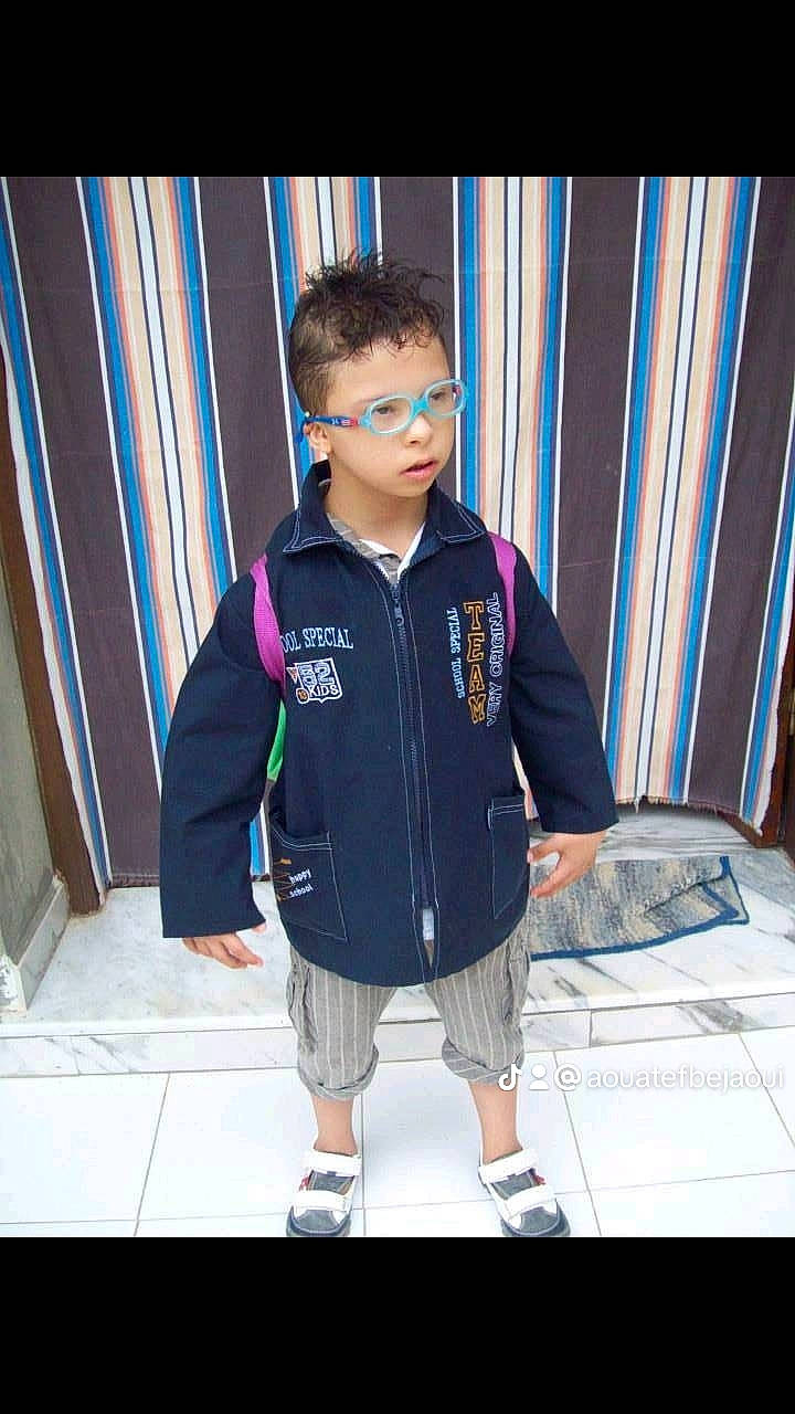 Mohamed Aziz a rejoint le concours — aidez-le/la à gagner de superbes lots ! child, curtain, denim, electric_blue, eyewear, fashion_design, flooring, fun, leisure, person, recreation, room, sleeve, sportswear, standing, t_shirt, toddler, top, uniform, vacation