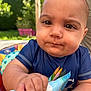 Léandros a rejoint le concours — aidez-le/la à gagner de superbes lots ! baby, blue_clothing, cheeks, child, closeup, curious, expression, face, garden, hand, infant, outdoor, person, play, skin, summer, sunlight, toy, water_drops, young