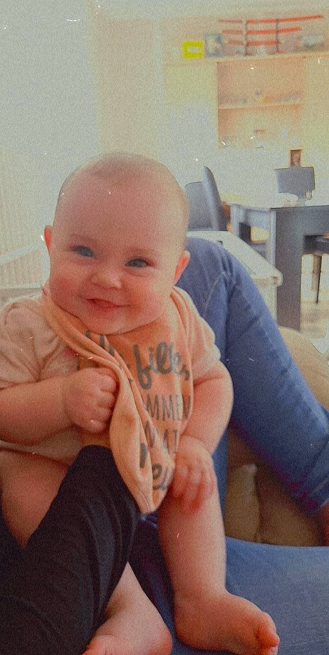 Elina a rejoint le concours — aidez-le/la à gagner de superbes lots ! baby, baby_toddler_clothing, chair, cheek, chin, comfort, eye, eyebrow, finger, gesture, happy, joy, leg, lip, mouth, person, skin, smile, stomach, thigh