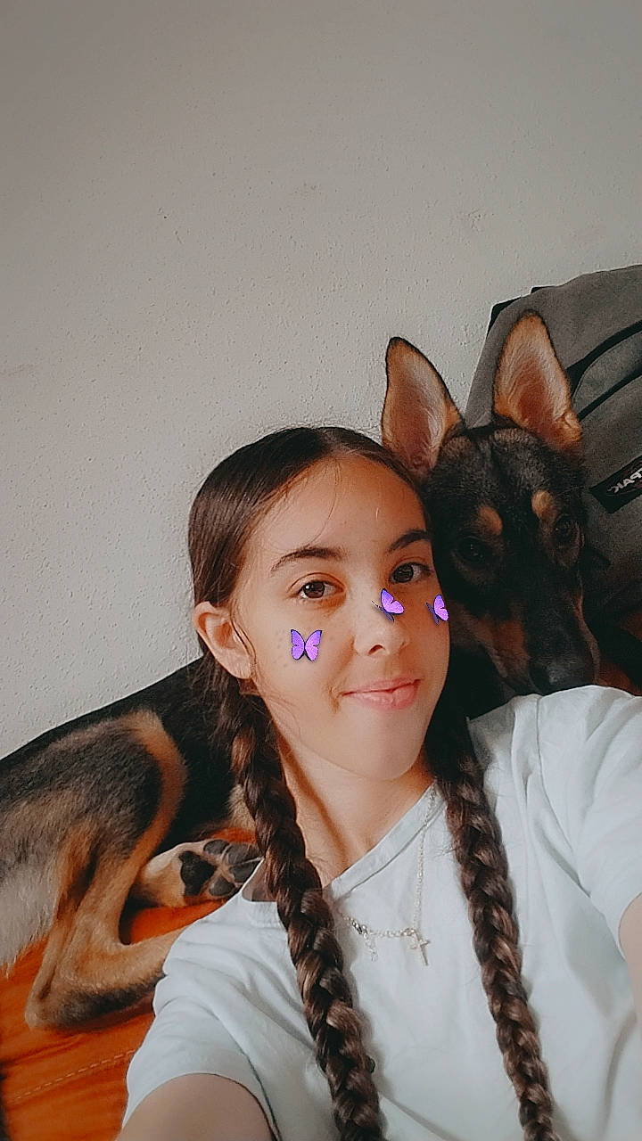 Trixie participe au concours pour gagner de l'argent avec cette photo : black_hair, cool, ear, earrings, event, eyelash, eyewear, fashion_accessory, fashion_design, fawn, fun, fur, gesture, happy, jaw, jewellery, long_hair, neck, necklace, whiskers