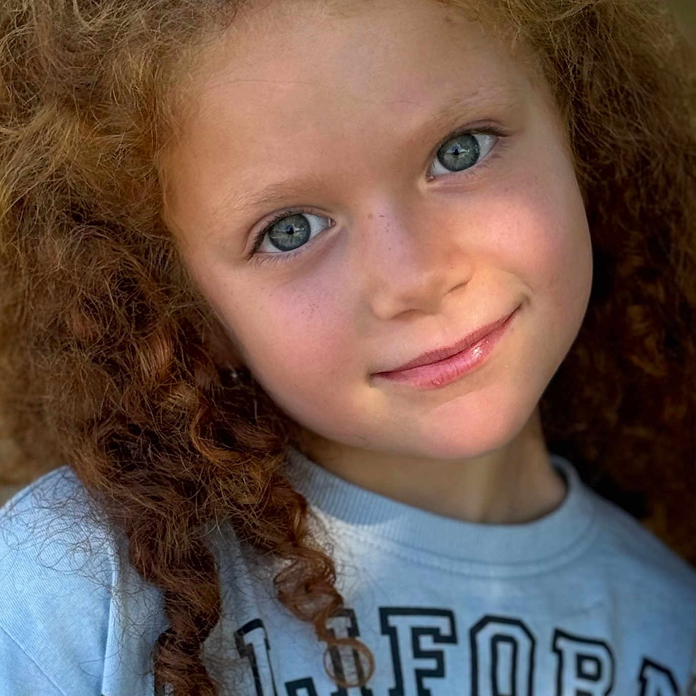 Mia a rejoint le concours — aidez-le/la à gagner de superbes lots ! blonde, bodypart, braid, brownhair, child, curlyhair, dimples, face, female, girl, hair, happy, head, person, photography, portrait, shoulder, skin, smile