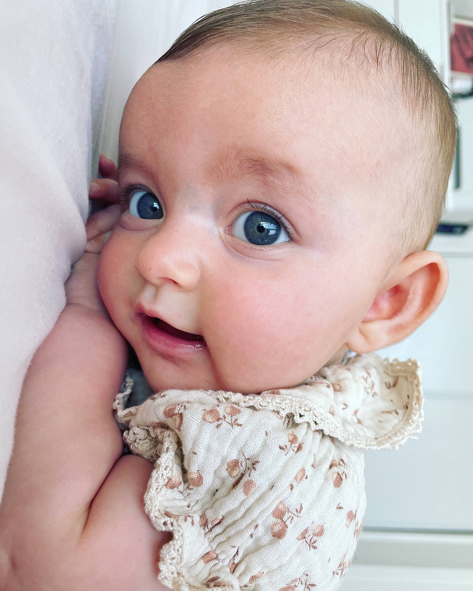 Giulia a rejoint le concours — aidez-le/la à gagner de superbes lots ! baby, baby_toddler_clothing, cheek, child, collar, ear, eyelash, fashion_accessory, gesture, happy, head, iris, lip, neck, nose, pattern, person, skin, sleeve, smile