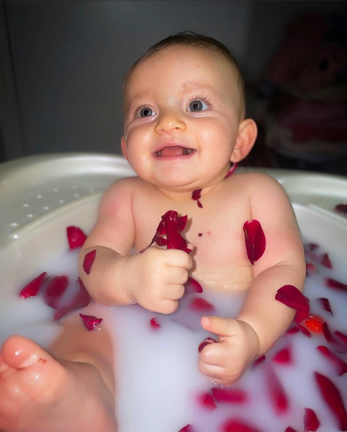 Giulia participe au concours pour gagner de l'argent avec cette photo : baby, bathing, bathtub, cheek, chest, eye, finger, fluid, gesture, joy, lip, mouth, muscle, nail, person, pink, skin, smile, stomach, thumb