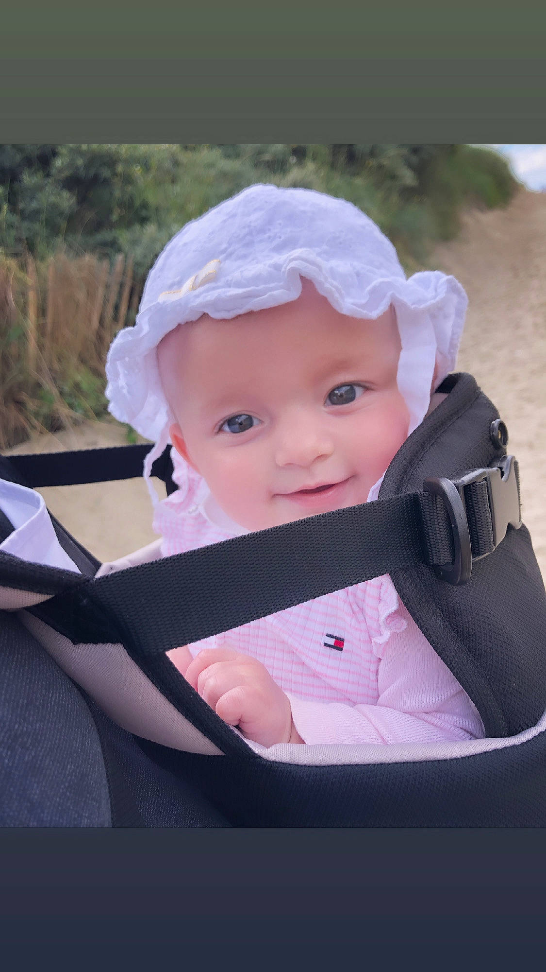 Giulia a rejoint le concours — aidez-le/la à gagner de superbes lots ! auto_part, baby, baby_carriage, baby_products, baby_safety, baby_toddler_clothing, cheek, child, comfort, electric_blue, eye, fashion_accessory, flash_photography, fun, grass, hat, headwear, human_body, person, pink