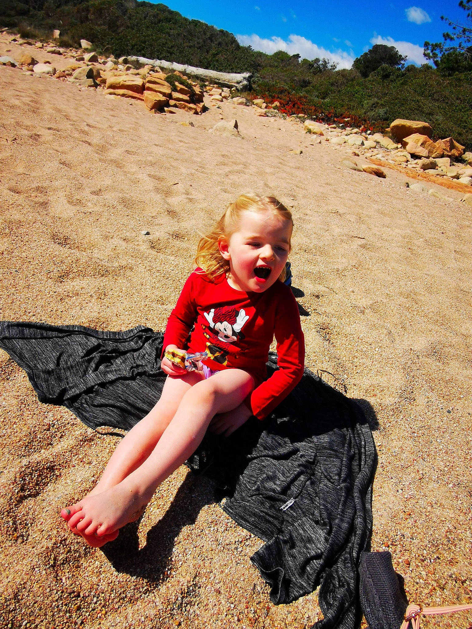 Claudya a rejoint le concours — aidez-le/la à gagner de superbes lots ! beauty, flash_photography, fun, grass, happy, human_leg, landscape, leg, leisure, mountain, nature, people_in_nature, person, sand, sky, summer, sunlight, thigh, toddler, travel