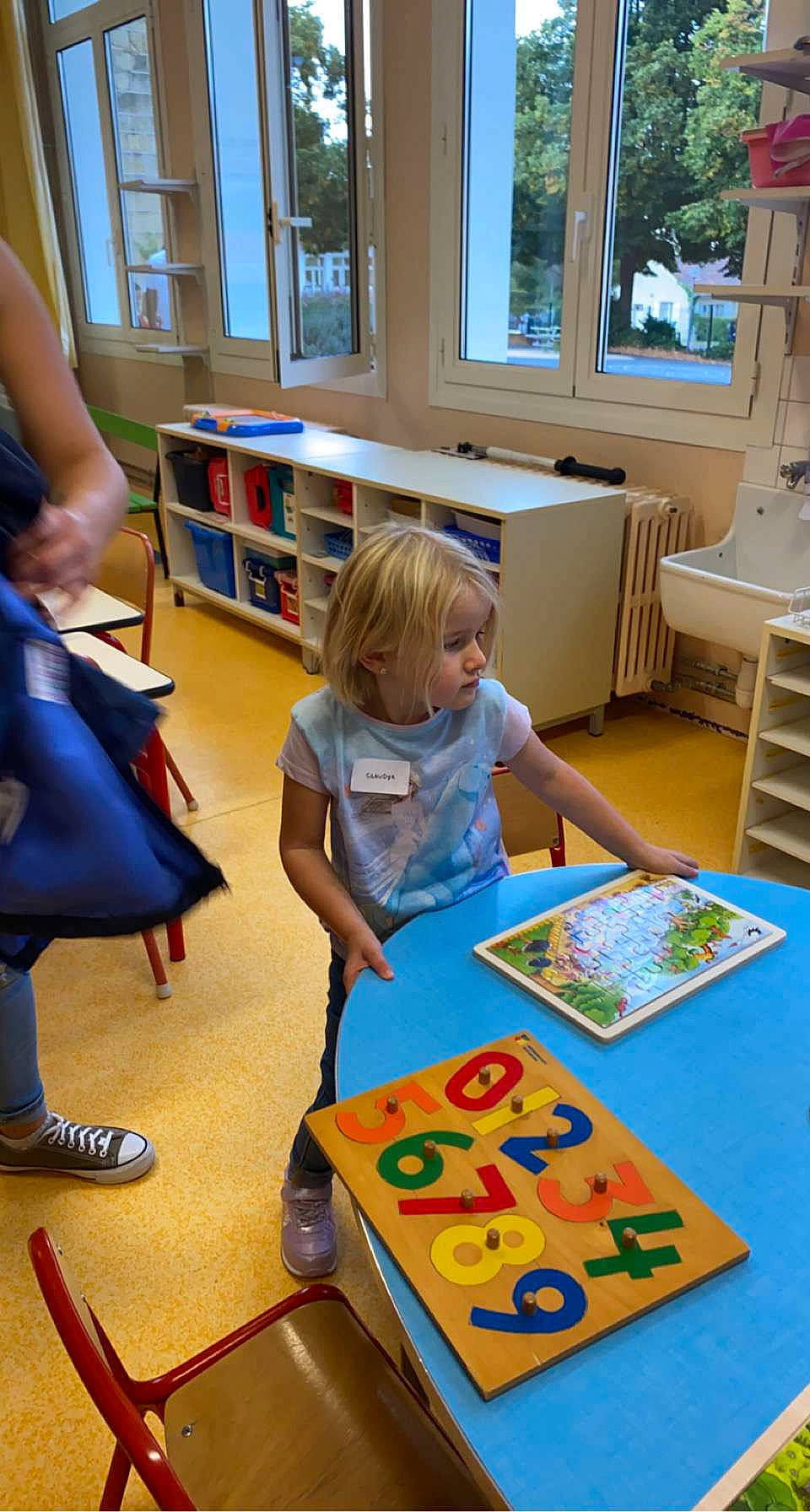 Claudya a rejoint le concours — aidez-le/la à gagner de superbes lots ! book, bookcase, chair, child, design, floor, flooring, fun, kindergarten, leisure, person, play, room, sharing, shelf, snapshot, summer, table, toddler, window
