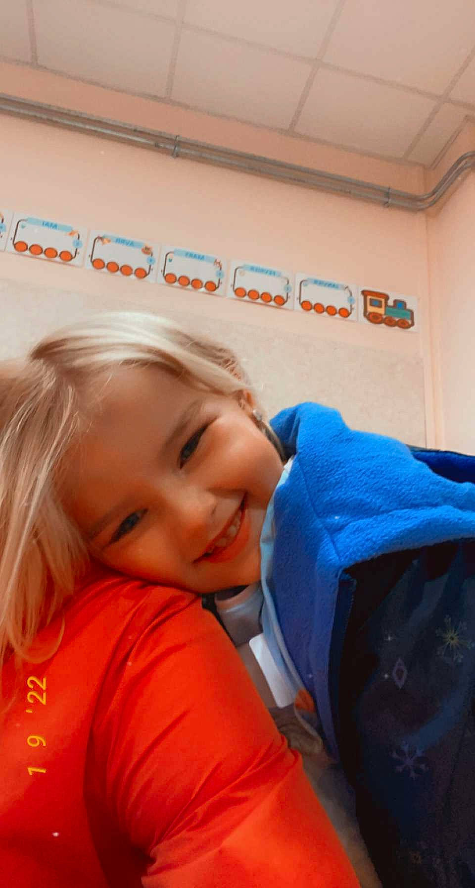 Claudya a rejoint le concours — aidez-le/la à gagner de superbes lots ! backpack, bag, child, comfort, electric_blue, fun, happy, joy, leisure, luggage_and_bags, person, personal_protective_equipment, portrait_photography, recreation, room, sitting, smile, t_shirt, toddler, travel