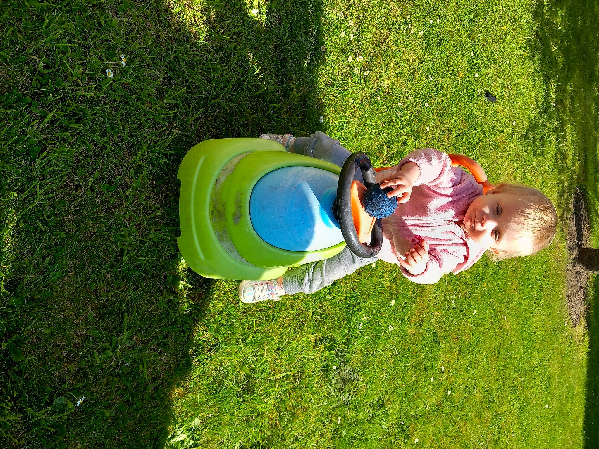 Camille a rejoint le concours — aidez-le/la à gagner de superbes lots ! baby, fun, grass, grass_family, grassland, groundcover, happy, hat, landscape, lawn, leaf, leisure, meadow, people_in_nature, person, plant, recreation, shrub, smile, toddler