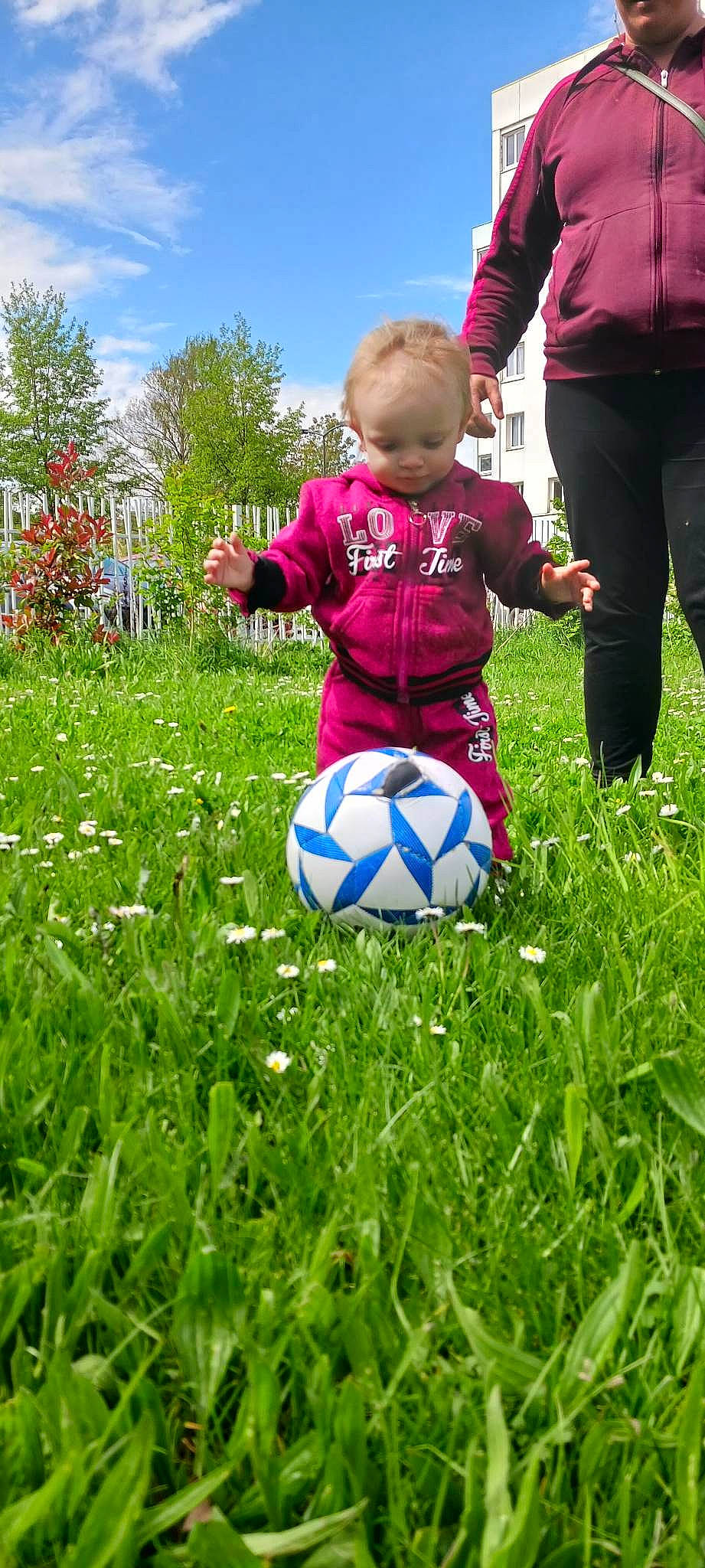 Camille participe au concours pour gagner de l'argent avec cette photo : ball, ball_game, cloud, competition_event, football, grass, grass_family, lawn, leisure, people_in_nature, person, plant, player, playing_sports, recreation, sky, soccer, soccer_ball, sports_equipment, toddler
