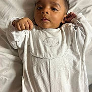 Chancerel participe au concours pour gagner de l'argent avec cette photo : baby, infant, child, white_clothing, bed, bedding, portrait, face, hand, sleepwear, cute, lying_down, indoors, skin, expression, young_child, soft, comfort, relaxation, person
