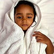 Teana a rejoint le concours — aidez-le/la à gagner de superbes lots ! child, towel, white, wrapped, face, hand, bed, blanket, comfort, cozy, portrait, indoor, young, skin, expression, head, relaxed, soft, person, sleepwear