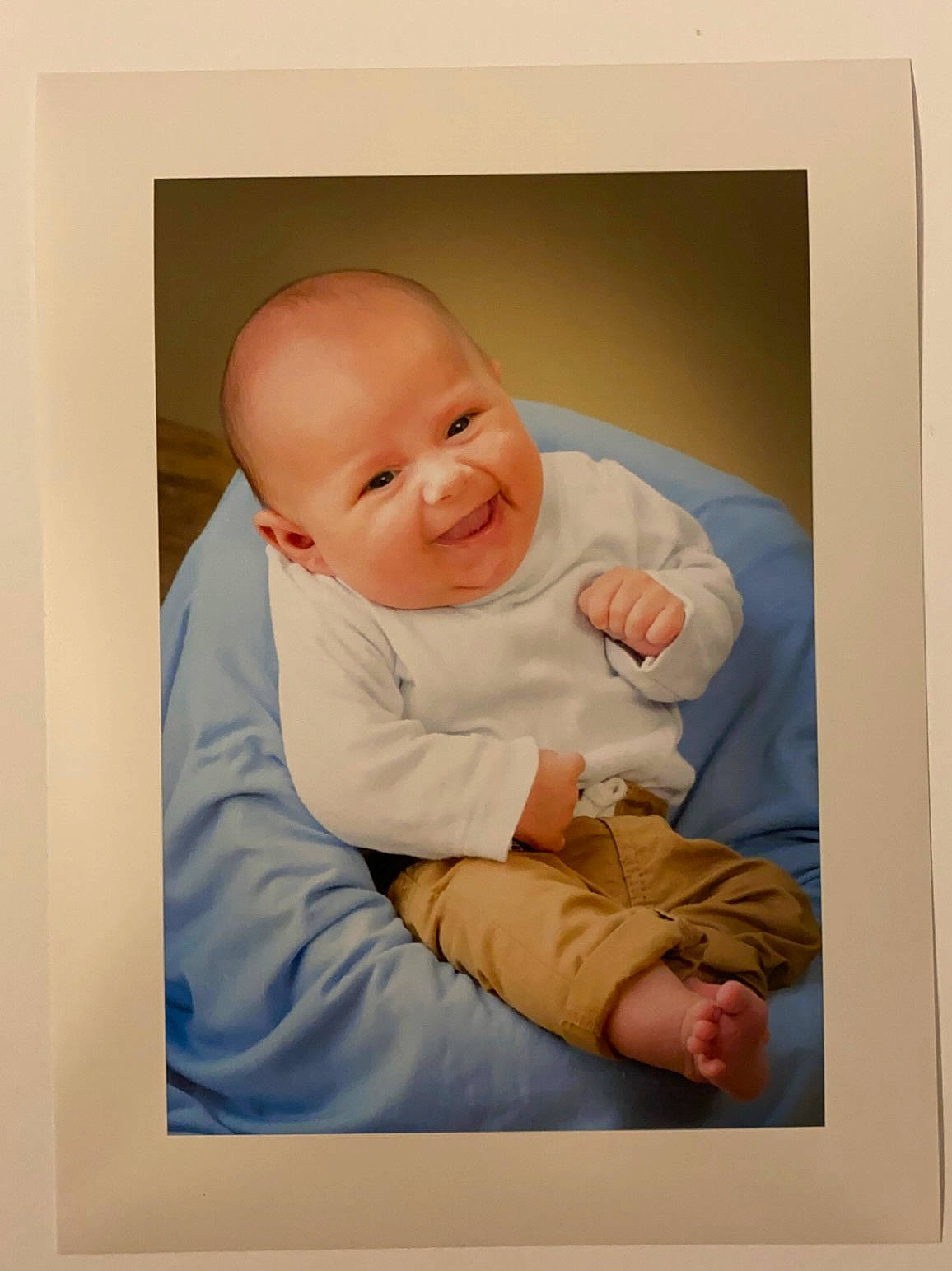 Thiago a rejoint le concours — aidez-le/la à gagner de superbes lots ! art, baby, baby_toddler_clothing, cheek, child, comfort, gesture, happy, laugh, person, picture_frame, portrait, portrait_photography, room, sitting, sleeve, smile, stock_photography, thumb, toddler