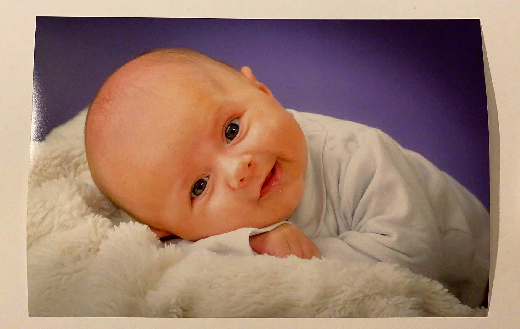 Thiago a rejoint le concours — aidez-le/la à gagner de superbes lots ! baby, baby_toddler_clothing, bedding, cheek, comfort, event, eye, fur, happy, head, linens, person, picture_frame, portrait_photography, room, sleeve, smile, toddler