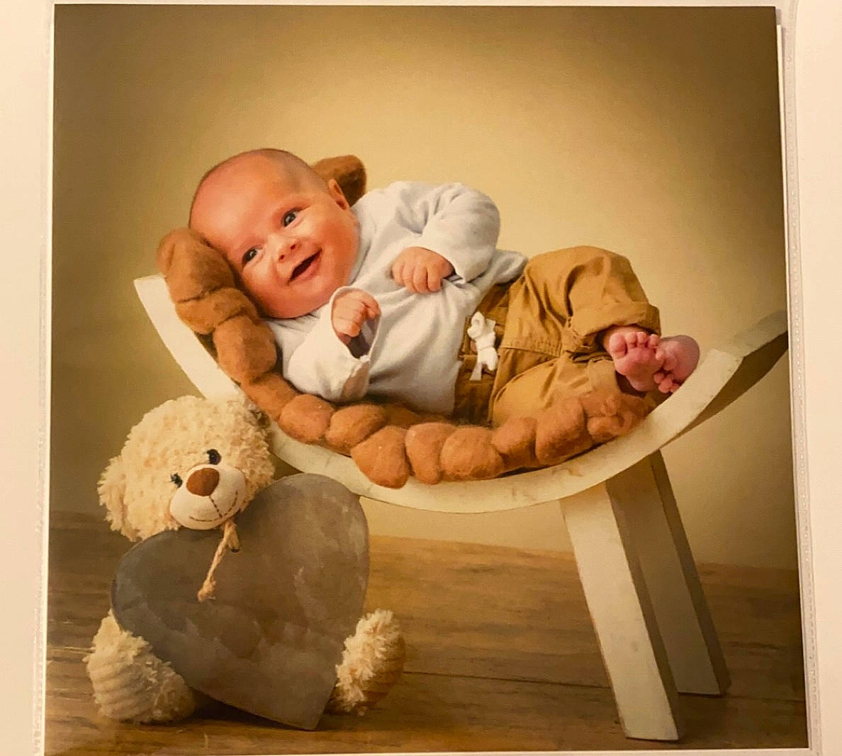 Thiago a rejoint le concours — aidez-le/la à gagner de superbes lots ! art, baby, baby_sleeping, baby_toddler_clothing, bedtime, child, comfort, gesture, happy, illustration, joy, linens, person, product, room, sitting, smile, stock_photography, teddy_bear, textile