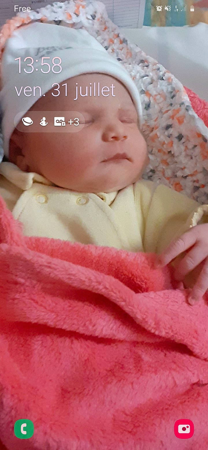 Ambre participe au concours pour gagner de l'argent avec cette photo : baby, baby_sleeping, bedtime, blanket, cheek, child, peach, person, pink, skin, textile, toddler