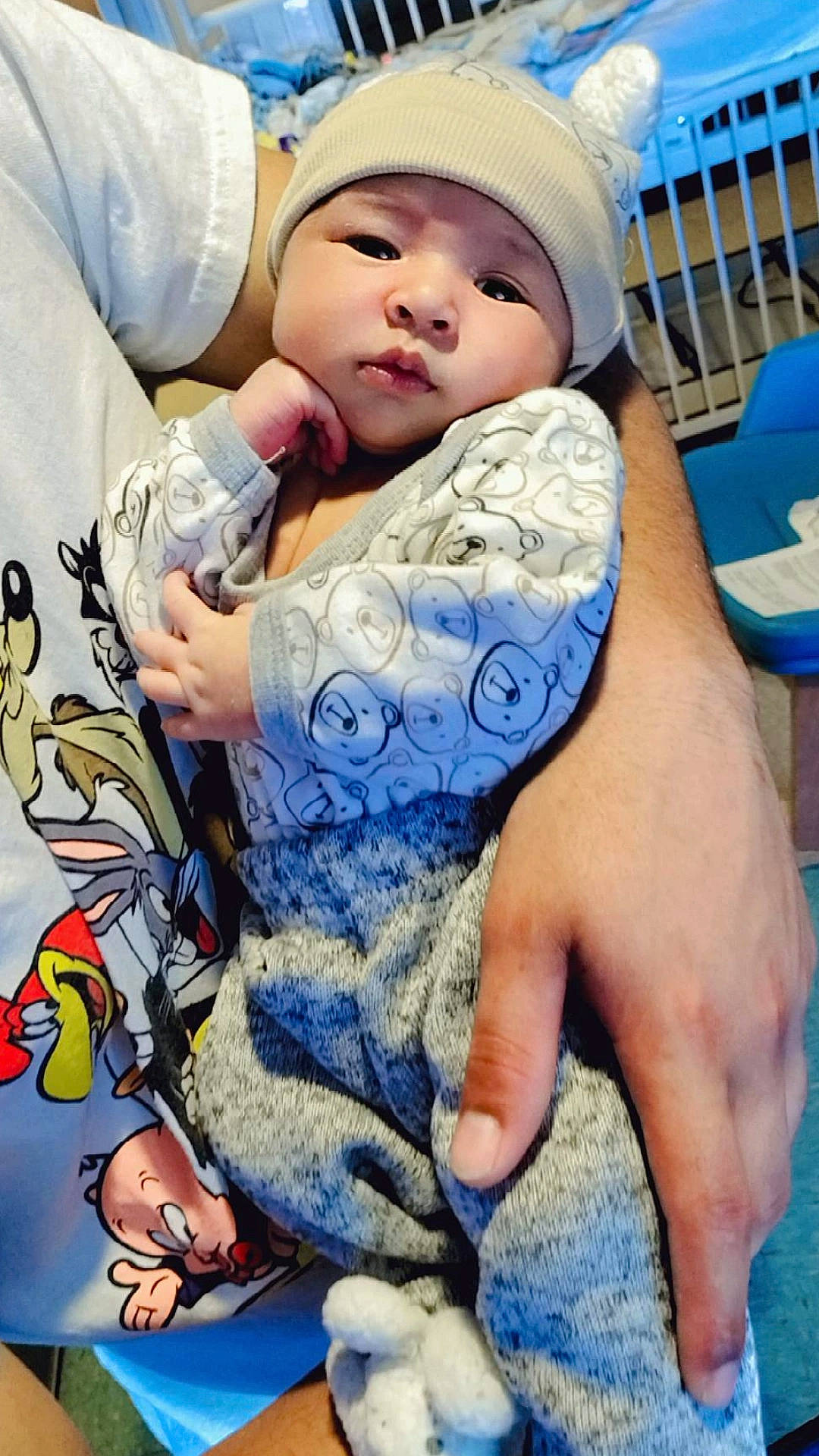 Andrés is registered to the contest to win money with this photo: baby, baby_toddler_clothing, blue, cap, child, cool, elbow, electric_blue, finger, gesture, hand, happy, headwear, human_leg, pattern, person, sleeve, t_shirt, thigh, thumb