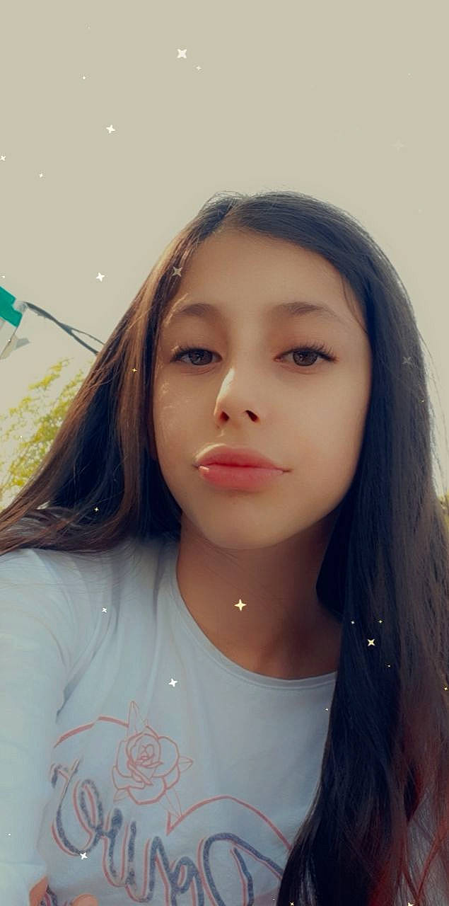 Aulona participe au concours pour gagner de l'argent avec cette photo : beauty, black_hair, cheek, chin, eye, eyebrow, face, forehead, hair, hairstyle, head, jaw, lip, long_hair, material_property, mouth, nose, person, photography, selfie