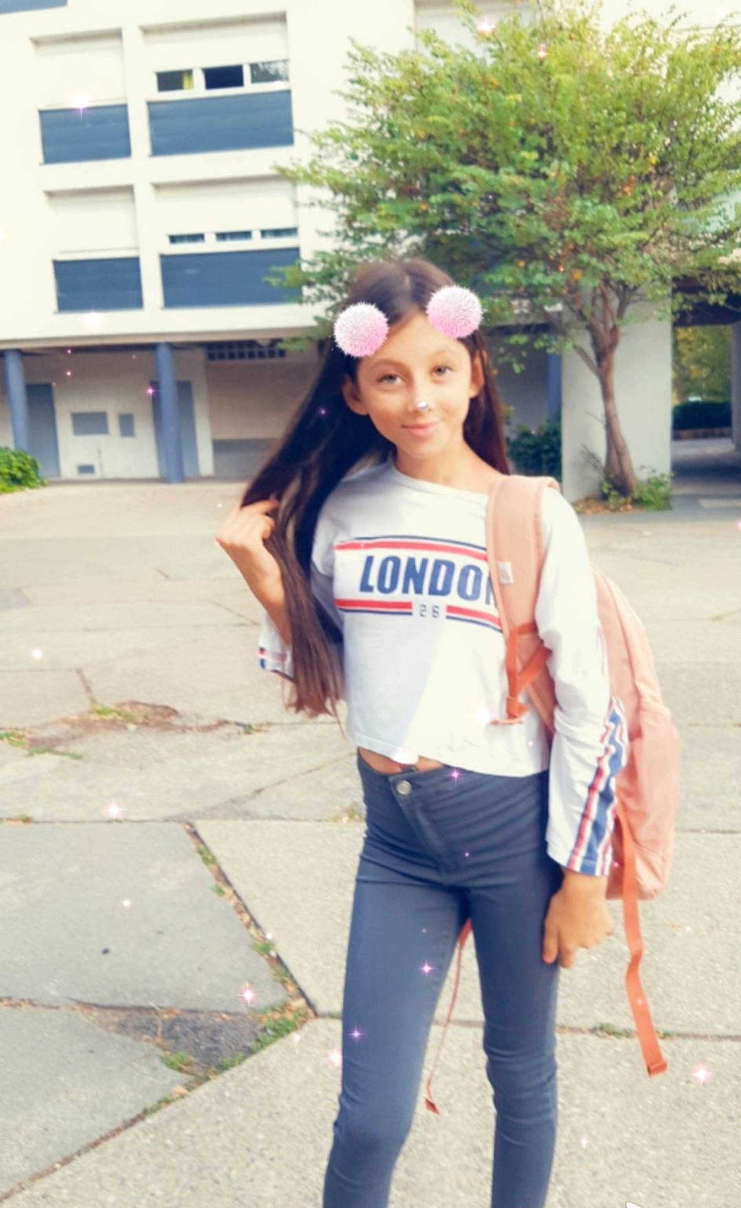 Aulona participe au concours pour gagner de l'argent avec cette photo : beauty, clothing, cool, denim, fashion, footwear, hair, hairstyle, jeans, joint, joy, lip, long_hair, person, photograph, shoulder, snapshot, street_fashion, t_shirt, waist