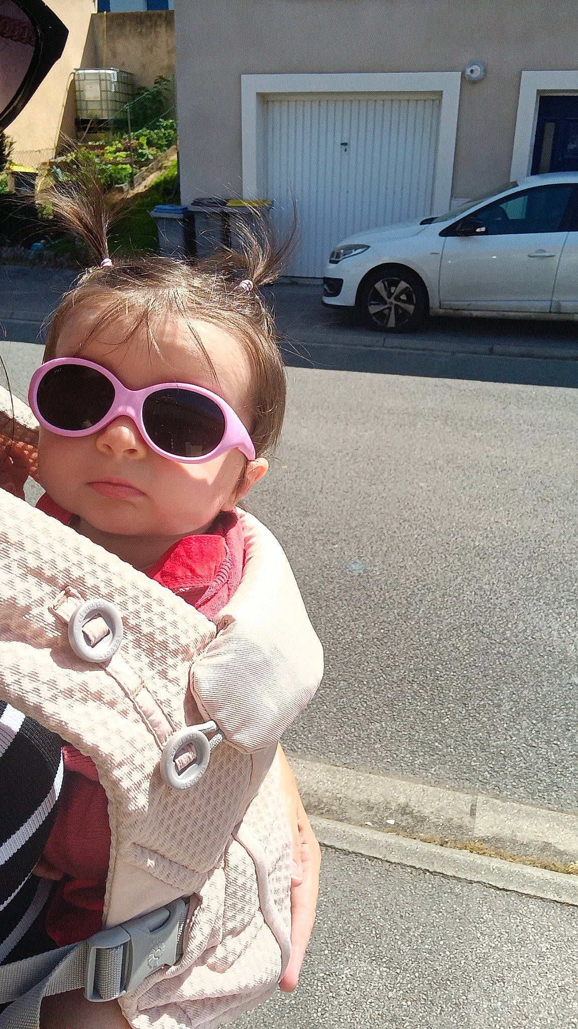 Lola a rejoint le concours — aidez-le/la à gagner de superbes lots ! asphalt, automotive_exterior, car, cool, eyewear, fun, glasses, goggles, hairstyle, leisure, person, personal_protective_equipment, plant, road_surface, sunglasses, tire, toddler, vehicle, vehicle_door, vision_care