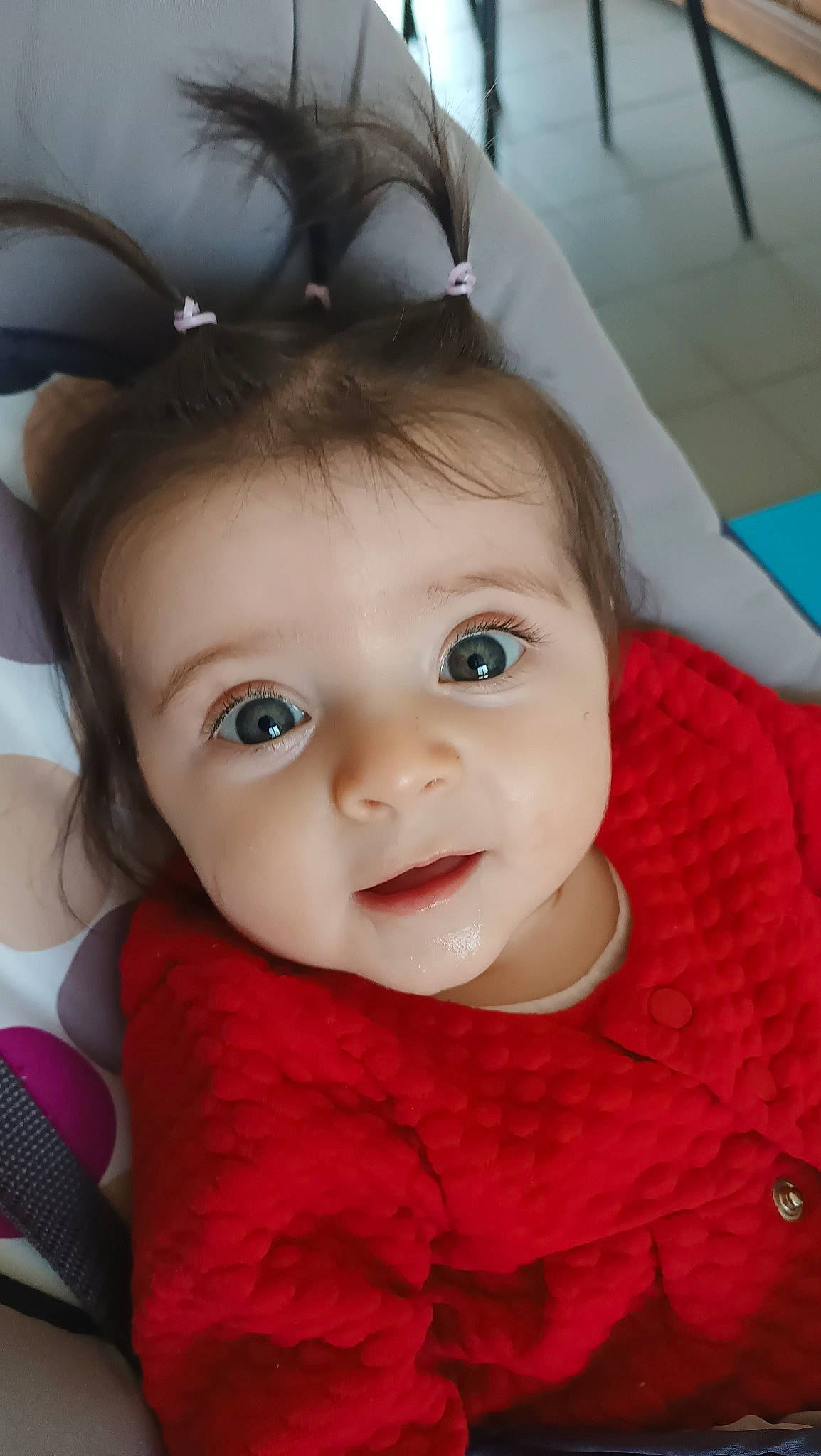 Lola a rejoint le concours — aidez-le/la à gagner de superbes lots ! baby_toddler_clothing, cheek, chin, ear, eye, eyebrow, eyelash, face, facial_expression, happy, head, headgear, iris, lip, mouth, nose, person, skin, sleeve, smile