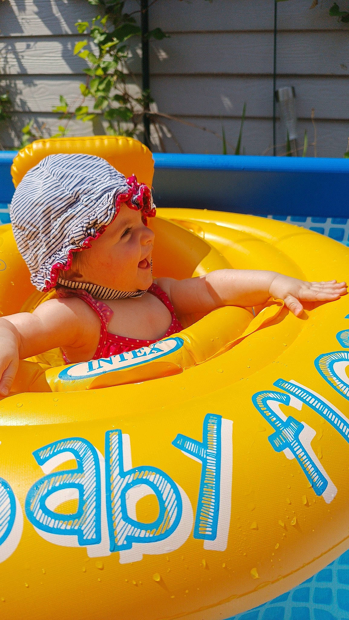 Lola participe au concours pour gagner de l'argent avec cette photo : baby, cap, child, electric_blue, fashion_accessory, font, fun, happy, headwear, leisure, logo, person, personal_protective_equipment, play, recreation, swimming_pool, toddler